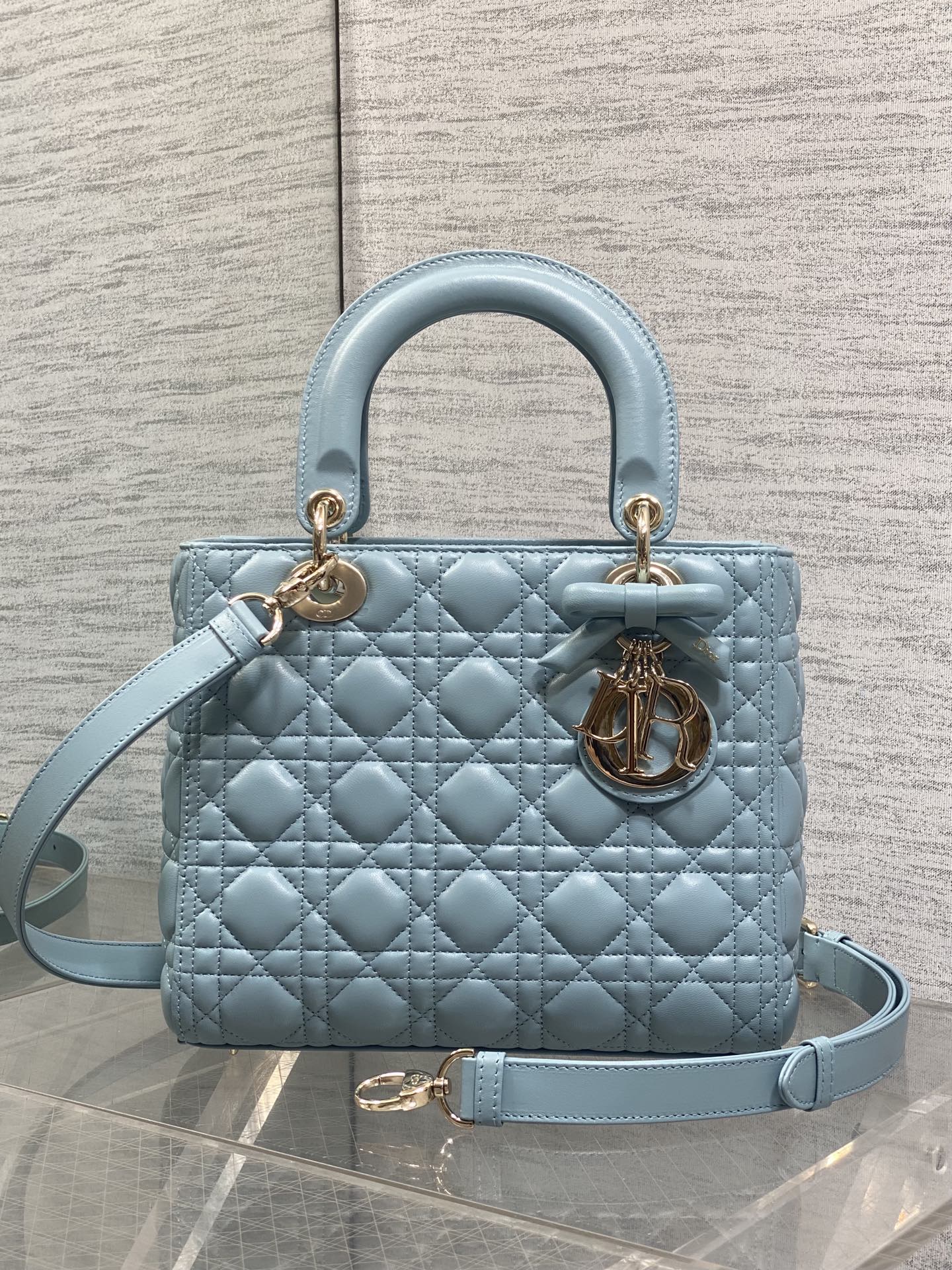NO:919446,In stock, Lady's latest five-lattice bow Diana bag is carefully made of lambskin. It is a must-have Princess Diana bag for everyone. It is charming, elegant and full of aura. It is also full of femininity when carried cross-body and has a classic fashion style. It is a beautiful bag that everyone has on Instagram and many fashion icons. Don't miss it. Size 24cm, new bow bag, sheepskin, Hermes,19860909现货 Lady最新款五格蝴蝶结戴妃包,采用小羊皮精心制作、人手一个必备的戴妃包.迷人优雅又气场十足,斜挎手拎也是女人味十足,经典时尚风格.ins和众多时尚icon都人手一个的美包,别错过哦 size24cm,新款蝴蝶结包,sheepskin,Hermes,,Bag