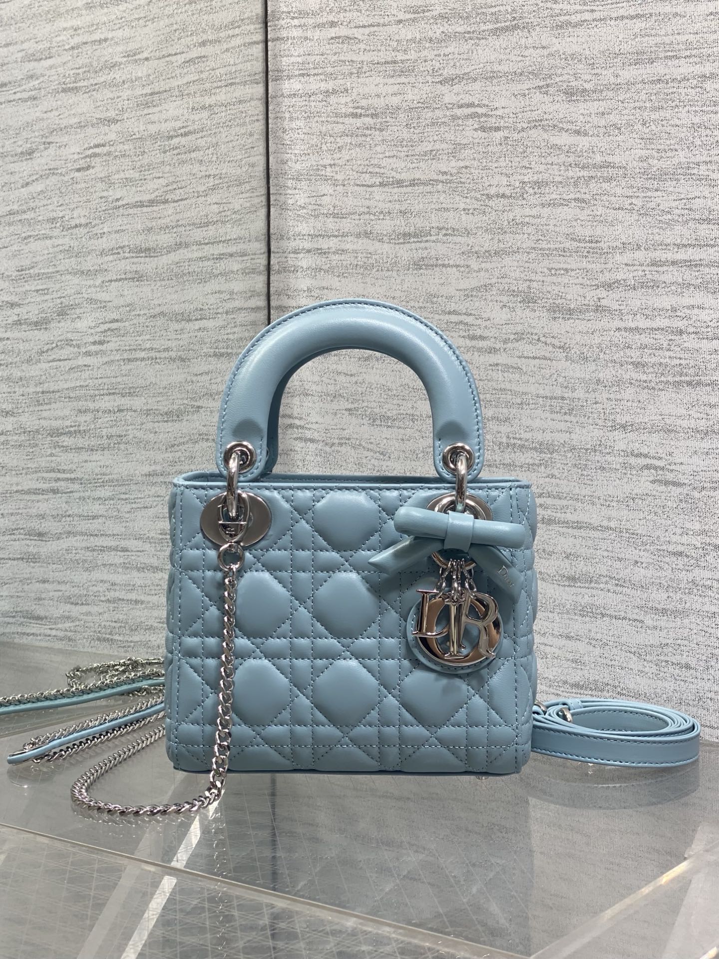 NO:919454,Ready in stock Classic Lady's latest bow-tie Princess Diana bag, a must-have three-compartment small bag for everyone. Charming, elegant and full of aura, it is also full of femininity when carried cross-body, classic fashion style. This beautiful bag is available on Instagram and many fashion icons, don't miss it. Size 17*7*15cm, new bow bag, Hermes,19860909现货 Classic Lady最新蝴蝶结戴妃包,人手一个必备的三格小包.迷人优雅又气场十足,斜挎手拎也是女人味十足,经典时尚风格.ins和众多时尚icon都人手一个的美包,别错过哦 size17*7*15cm,新款蝴蝶结包,Hermes,,Bag