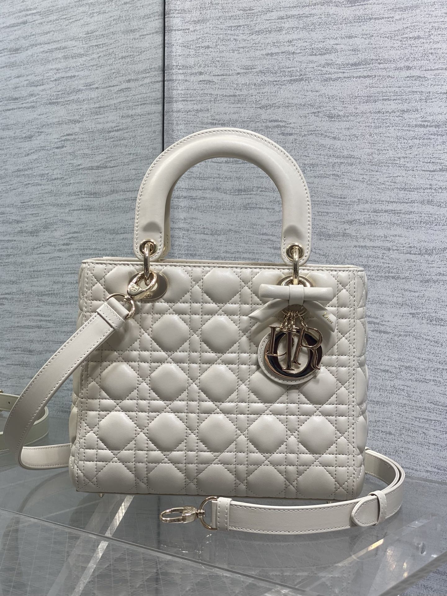 NO:919435,Chalk white is in stock. Lady's latest five-lattice bow Diana bag is carefully made of lambskin. It is a must-have Princess Diana bag for everyone. It is charming, elegant and full of aura. It is also full of femininity when carried cross-body and has a classic fashion style. It is a beautiful bag that everyone has in their hands on Instagram and many fashion icons. Don't miss it. Size 24cm, new bow bag, sheepskin, Hermes,19860909粉笔白现货 Lady最新款五格蝴蝶结戴妃包,采用小羊皮精心制作、人手一个必备的戴妃包.迷人优雅又气场十足,斜挎手拎也是女人味十足,经典时尚风格.ins和众多时尚icon都人手一个的美包,别错过哦 size24cm,新款蝴蝶结包,sheepskin,Hermes,,Bag