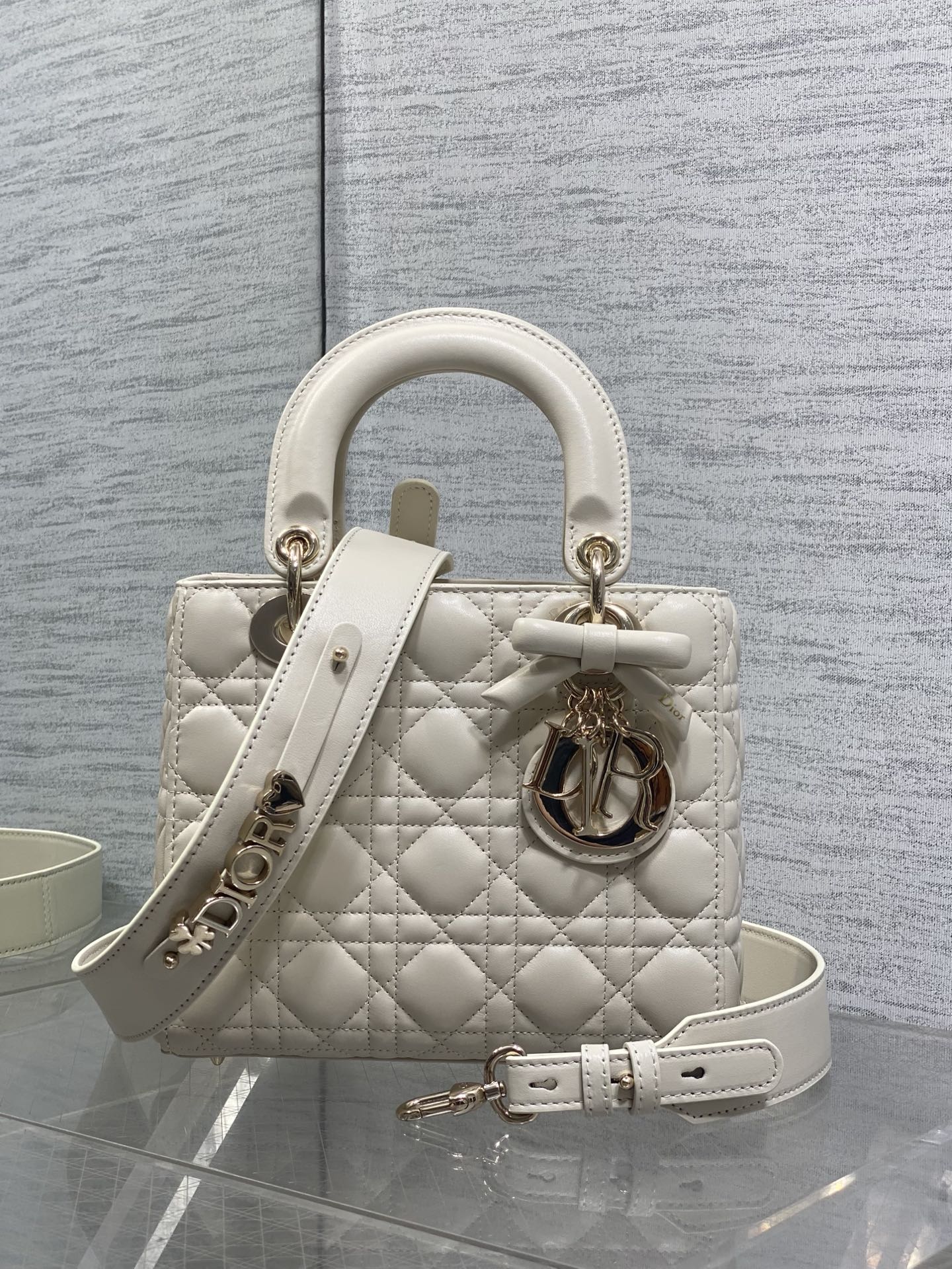 NO:919439,Chalk white is in stock. Lady's latest four-lattice bow Diana bag is carefully made of lambskin. It is a must-have Princess Diana bag for everyone. It is charming, elegant and full of aura. It is also full of femininity when carried cross-body and has a classic fashion style. It is a beautiful bag that everyone has in hand on Instagram and many fashion icons. Don't miss it. Size 20*17*8cm, new bow bag, sheepskin, Hermes,19860909粉笔白现货 Lady最新款四格蝴蝶结戴妃包,采用小羊皮精心制作、人手一个必备的戴妃包.迷人优雅又气场十足,斜挎手拎也是女人味十足,经典时尚风格.ins和众多时尚icon都人手一个的美包,别错过哦 size20*17*8cm,新款蝴蝶结包,sheepskin,Hermes,,Bag