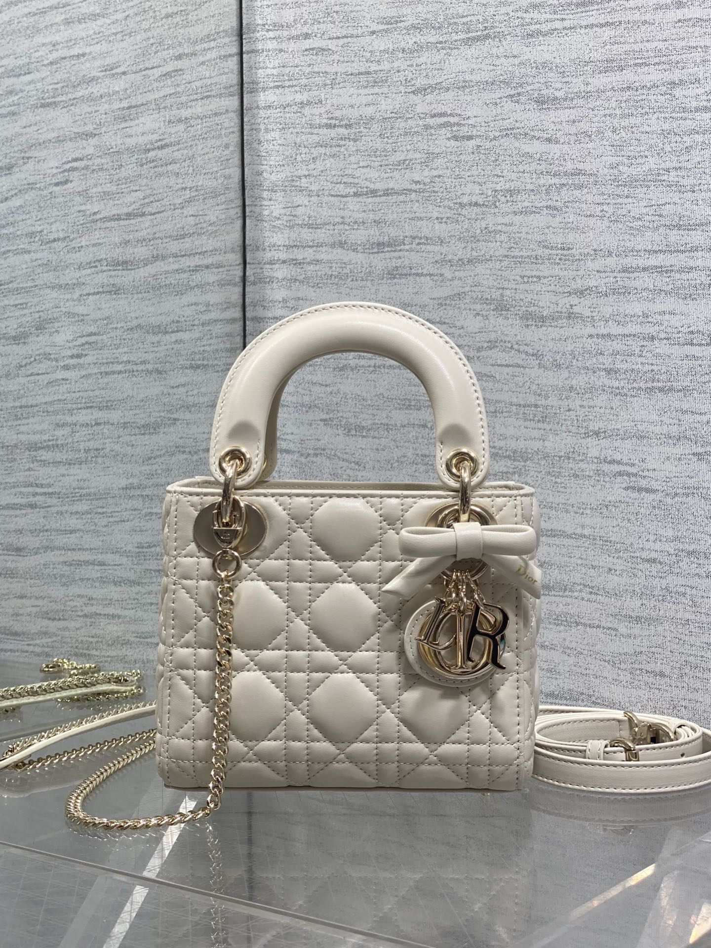 NO:919443,Chalk white in stock Classic Lady's latest bow-tie Princess Diana bag, a must-have three-compartment small bag for everyone. Charming, elegant and full of aura, it is also full of femininity when carried cross-body, classic fashion style. This beautiful bag is in the hands of everyone on Instagram and many fashion icons, don't miss it. Size 17*7*15cm, new bow bag, Hermes,19860909粉笔白现货 Classic Lady最新蝴蝶结戴妃包,人手一个必备的三格小包.迷人优雅又气场十足,斜挎手拎也是女人味十足,经典时尚风格.ins和众多时尚icon都人手一个的美包,别错过哦 size17*7*15cm,新款蝴蝶结包,Hermes,,Bag