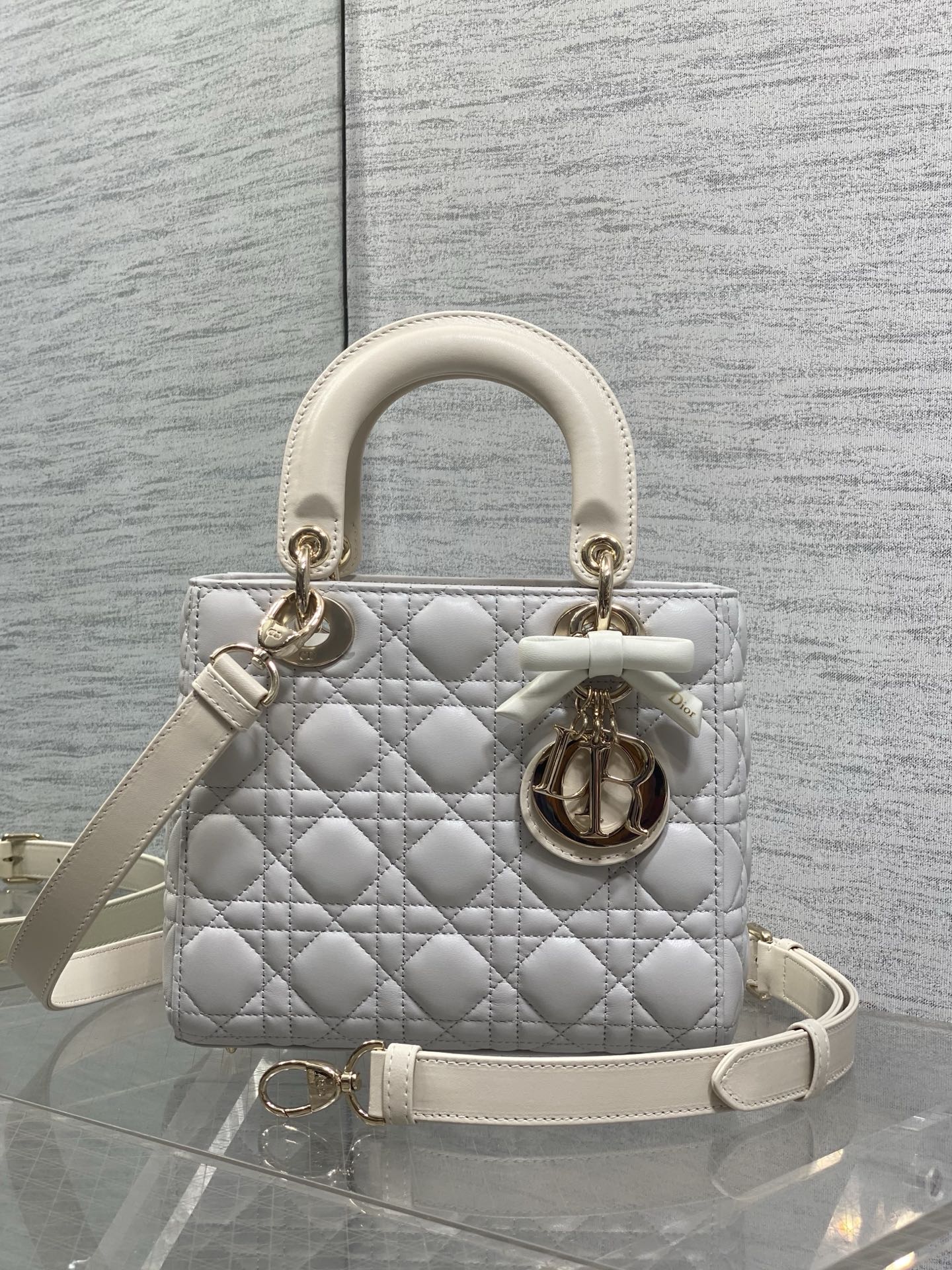 NO:919458,Color matching ready stock Lady's latest four-lattice bow Diana bag, carefully made of lambskin, a must-have Princess Diana bag for everyone. Charming, elegant and full of aura, it is also full of femininity when carried cross-body, classic fashion style. It is a beautiful bag that everyone has in their hands on Instagram and many fashion icons, don't miss it. Size 20*17*8cm, new bow bag, sheepskin, Hermes,19860909拼色现货 Lady最新款四格蝴蝶结戴妃包,采用小羊皮精心制作、人手一个必备的戴妃包.迷人优雅又气场十足,斜挎手拎也是女人味十足,经典时尚风格.ins和众多时尚icon都人手一个的美包,别错过哦 size20*17*8cm,新款蝴蝶结包,sheepskin,Hermes,,Bag