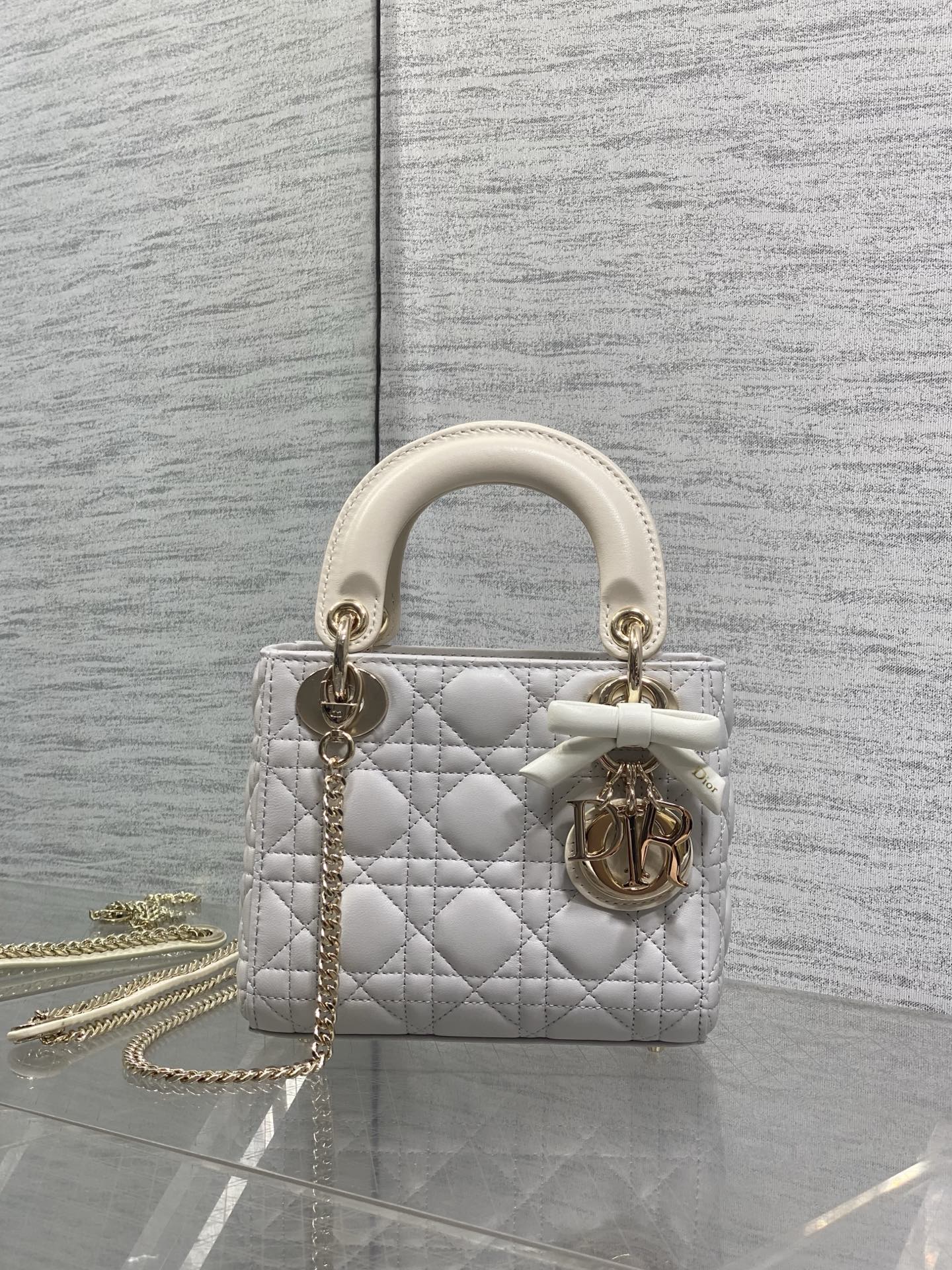 NO:919463,Color matching ready stock Classic Lady's latest bow-tie Princess Diana bag, a must-have three-compartment small bag for everyone. Charming, elegant and full of aura, it is also full of femininity when carried cross-body, classic fashion style. This beautiful bag is in the hands of everyone on Instagram and many fashion icons, don't miss it. Size 17*7*15cm, new bow bag, Hermes,19860909拼色现货 Classic Lady最新蝴蝶结戴妃包,人手一个必备的三格小包.迷人优雅又气场十足,斜挎手拎也是女人味十足,经典时尚风格.ins和众多时尚icon都人手一个的美包,别错过哦 size17*7*15cm,新款蝴蝶结包,Hermes,,Bag