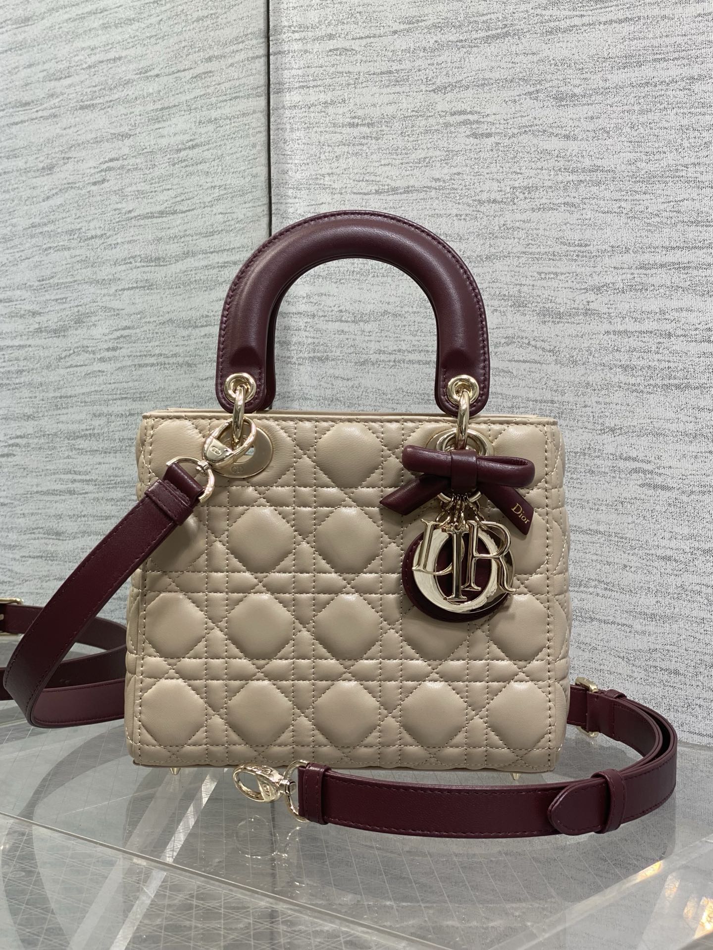 NO:919469,Color matching ready stock Lady's latest four-lattice bow Diana bag, carefully made of lambskin, a must-have Princess Diana bag for everyone. Charming, elegant and full of aura, it is also full of femininity when carried cross-body, classic fashion style. It is a beautiful bag that everyone has in their hands on Instagram and many fashion icons, don't miss it. Size 20*17*8cm, new bow bag, sheepskin, Hermes,19860909拼色现货 Lady最新款四格蝴蝶结戴妃包,采用小羊皮精心制作、人手一个必备的戴妃包.迷人优雅又气场十足,斜挎手拎也是女人味十足,经典时尚风格.ins和众多时尚icon都人手一个的美包,别错过哦 size20*17*8cm,新款蝴蝶结包,sheepskin,Hermes,,Bag