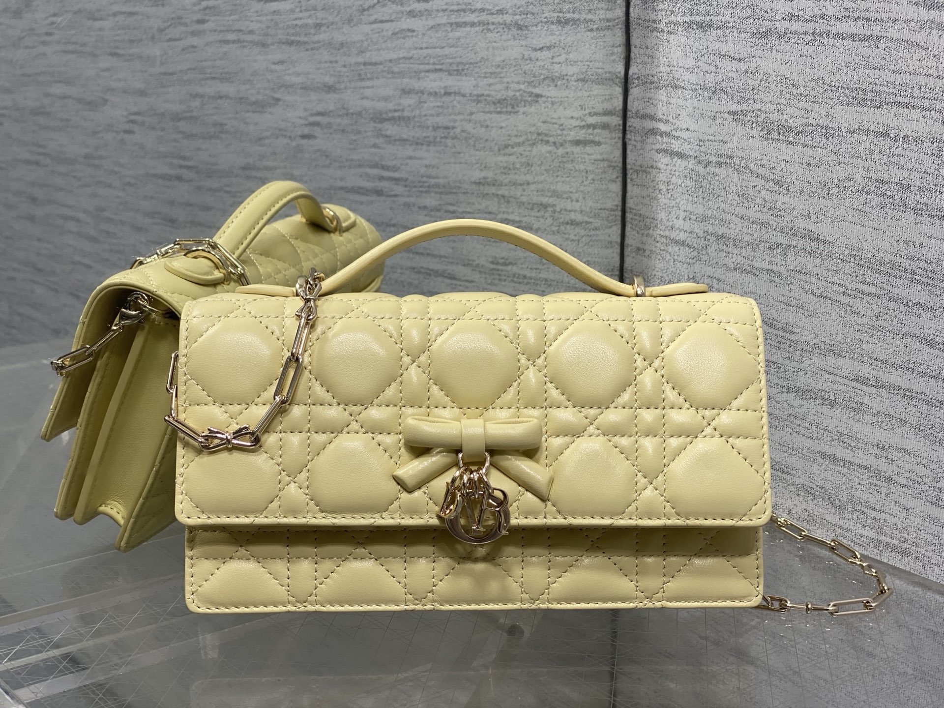 NO:919440,Little Chicken Yellow is in stock. Brick Cabinet's latest bow pearl chain clutch bag has the iconic rattan pattern, classic letter straps, unique handle design, and soft sheepskin. It is elegant and fashionable. The highlight is the beautiful pearl chain, which makes the whole bag more refined. There are multiple compartments and card slots inside, which are both exquisite and practical. Size: 21*11*5cm, new bow bag, handbag, sheepskin, Hermes,19860909小鸡黄现货 砖柜最新蝴蝶结珍珠链条手拿包标志性的藤纹格,经典的字母吊饰带 ,别致的手柄设计,搭配柔软的羊皮,优雅又时尚 ,亮点在于绝美的珍珠链条 ,令整个包更加的精致,内里多个隔层和卡槽,精美之余又实用度满满的 size:21*11*5cm,新款蝴蝶结包,handbag,sheepskin,Hermes,,Bag