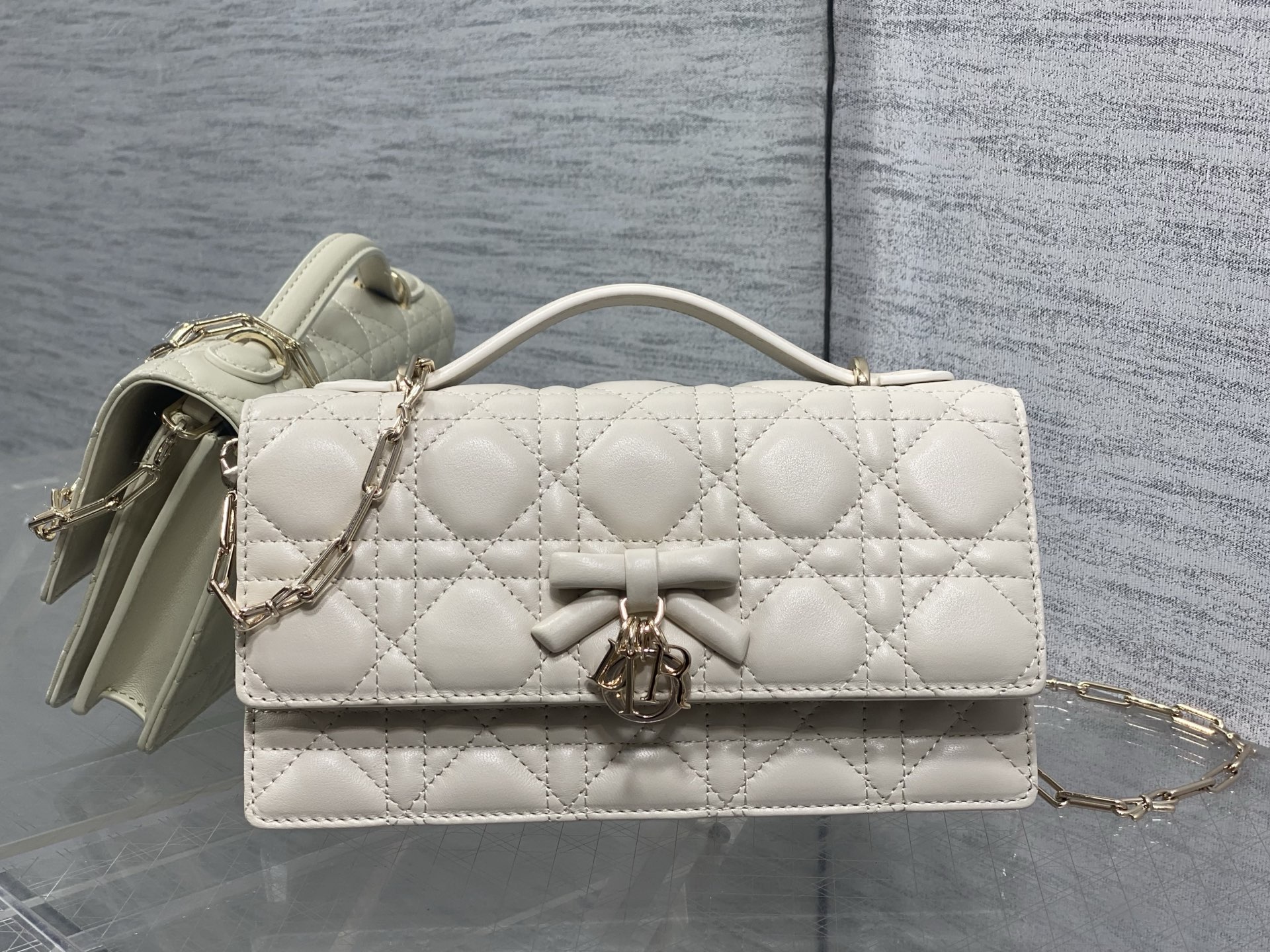 NO:919444,Chalk white is in stock. Brick cabinet's latest bow pearl chain clutch bag has the iconic rattan lattice, classic letter straps, unique handle design, and soft sheepskin. It is elegant and fashionable. The highlight is the beautiful pearl chain, which makes the whole bag more refined. There are multiple compartments and card slots inside. It is exquisite and full of practicality. Size: 21*11*5cm, new bow bag, handbag, sheepskin, Hermes,19860909粉笔白现货 砖柜最新蝴蝶结珍珠链条手拿包标志性的藤纹格,经典的字母吊饰带 ,别致的手柄设计,搭配柔软的羊皮,优雅又时尚 ,亮点在于绝美的珍珠链条 ,令整个包更加的精致,内里多个隔层和卡槽,精美之余又实用度满满的 size:21*11*5cm,新款蝴蝶结包,handbag,sheepskin,Hermes,,Bag