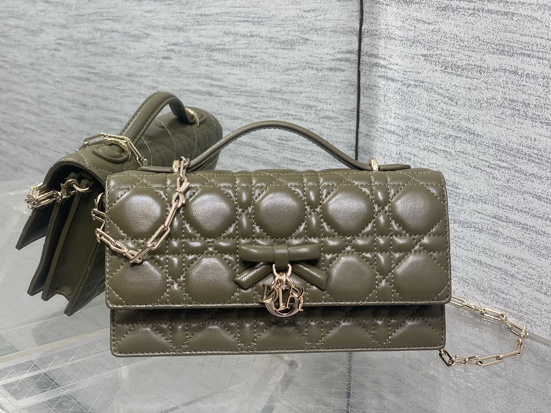 NO:919453,Olive green ready-made Brick Cabinet's latest bow-knot pearl chain clutch bag with iconic rattan pattern, classic letter strap, unique handle design, and soft sheepskin, elegant and fashionable. The highlight is the beautiful pearl chain, which makes the whole bag more refined. There are multiple compartments and card slots inside, which are both exquisite and practical. Size: 21*11*5cm, new bow bag, handbag, sheepskin, Hermes,19860909橄榄绿现货 砖柜最新蝴蝶结珍珠链条手拿包标志性的藤纹格,经典的字母吊饰带 ,别致的手柄设计,搭配柔软的羊皮,优雅又时尚 ,亮点在于绝美的珍珠链条 ,令整个包更加的精致,内里多个隔层和卡槽,精美之余又实用度满满的 size:21*11*5cm,新款蝴蝶结包,handbag,sheepskin,Hermes,,Bag