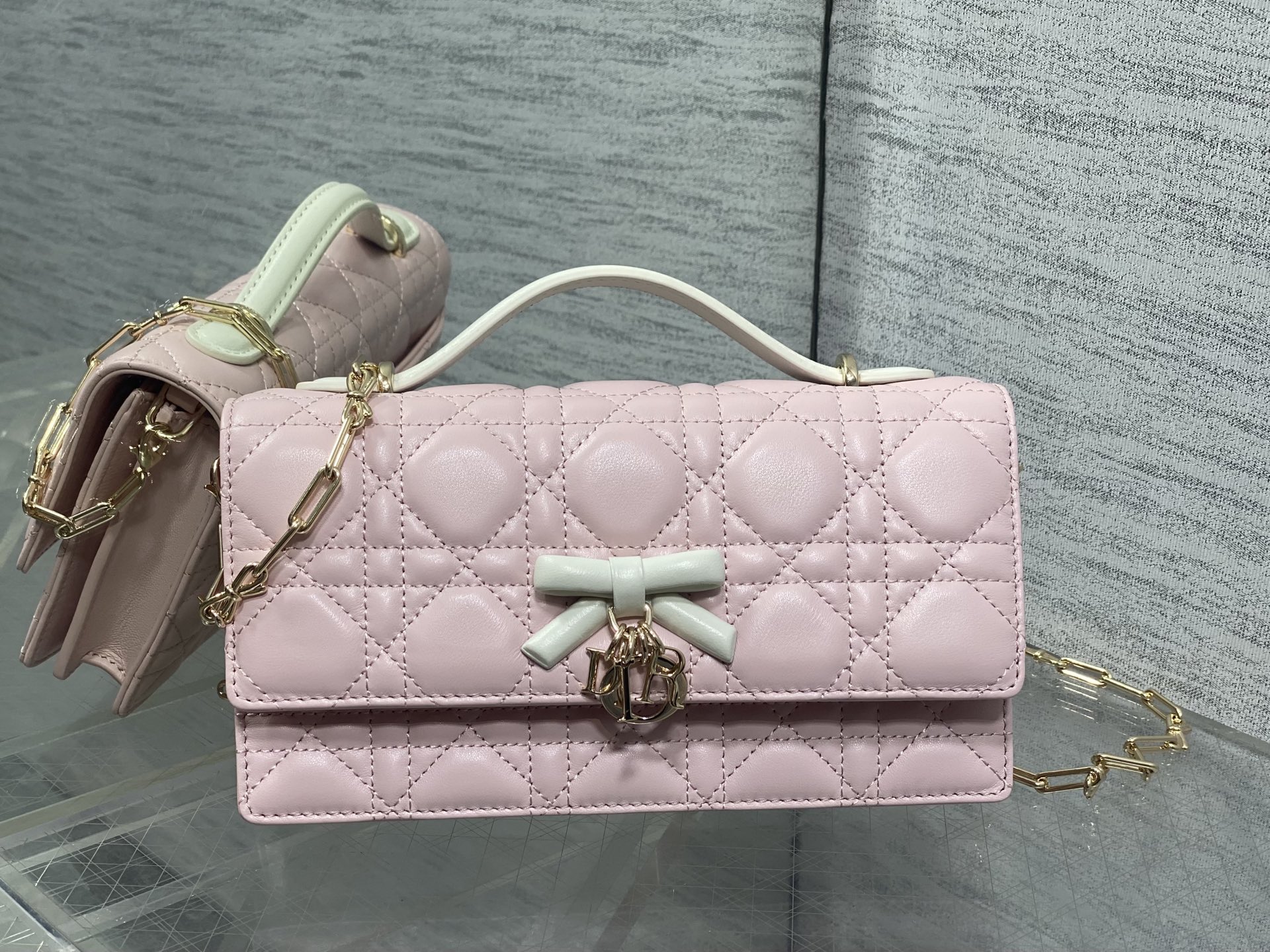 NO:919448,Soft pink and white in stock. Brick cabinet's latest bow pearl chain clutch features the iconic rattan lattice, classic letter straps, unique handle design, and soft sheepskin. It is elegant and fashionable. The highlight is the beautiful pearl chain, which makes the entire bag more refined. There are multiple compartments and card slots inside, which are both exquisite and practical. Size: 21*11*5cm, new bow bag, handbag, sheepskin, Hermes,19860909柔粉拼白现货 砖柜最新蝴蝶结珍珠链条手拿包标志性的藤纹格,经典的字母吊饰带 ,别致的手柄设计,搭配柔软的羊皮,优雅又时尚 ,亮点在于绝美的珍珠链条 ,令整个包更加的精致,内里多个隔层和卡槽,精美之余又实用度满满的 size:21*11*5cm,新款蝴蝶结包,handbag,sheepskin,Hermes,,Bag