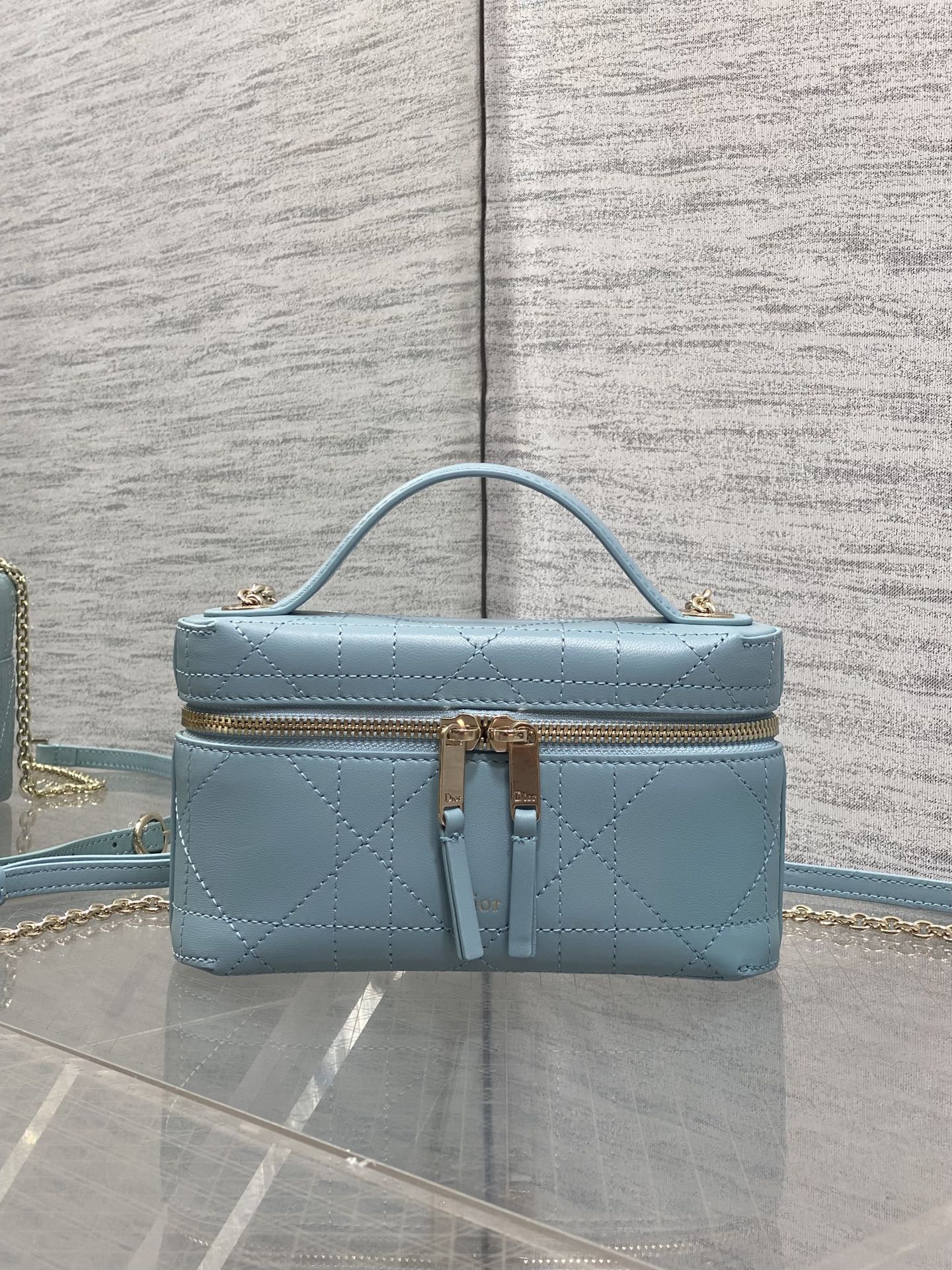 NO:919460,The chip model is in stock. The latest Lady Vanity cosmetic bag is made of delicate cowhide to create the iconic cannage pattern. It is equipped with champagne gold zipper and logo. It comes with a handbag and metal chain, which can be carried by hand or cross-body. It is retro, exquisite and versatile. It is an atmospheric weapon for daily commuting and dating. size: 19*16.5*5.5cm, cosmetic bag collection, cosmetic bags & cases, cowhide, Hermes,19860909芯片款现货 最新款的Lady Vanity化妆包 以细腻牛皮打造标志性藤格纹 搭配香槟金拉链与logo 自带手提与金属链条,可手提可斜挎 复古精致又百搭 是日常通勤与约会的氛围感利器 size:19*16.5*5.5cm,化妆包合集,cosmetic bags & cases,cowhide,Hermes,,Bag