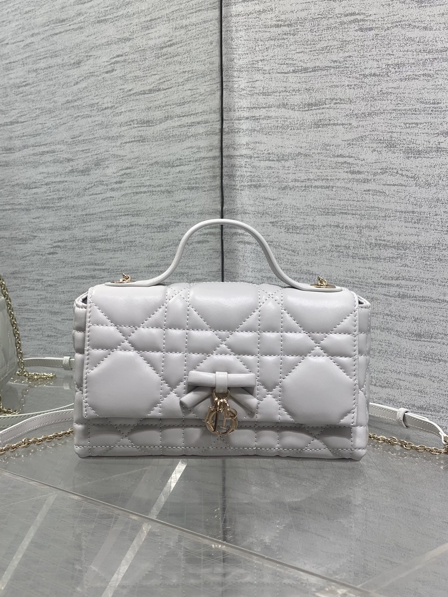 NO:919466,Rock gray in stock. Brick cabinet's latest bow chain WOC. Iconic rattan lattice, classic letter pendant. Chic bow design, matched with soft sheepskin. Elegant and fashionable. The highlight is the beautiful bow chain. It makes the whole bag more refined. There are multiple compartments and card slots inside. It is exquisite and full of practicality. 0987 size 21*11.5*7cm, new bow bag, sheepskin, Hermes,19860909岩石灰现货 砖柜最新蝴蝴结链条WOC 标志性的藤纹格,经典的字母吊饰 别致的蝴蝶结设计,搭配柔软的羊皮 优雅又时尚,亮点在于绝美的蝴蝶结链条 令整个包更加的精致,内里多个隔层和卡槽,精美之余又实用度满满的0987 size21*11.5*7cm,新款蝴蝶结包,sheepskin,Hermes,,Bag