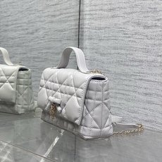 岩石灰现货‼️ 砖柜最新蝴蝴结链条WOC 标志性的藤纹格,经典的字母吊饰 别致的蝴蝶结设计,搭配柔软的羊皮 优雅又时尚, 岩石灰现货‼️ 砖柜最新蝴蝴结链条WOC 标志性的藤纹格,经典的字母吊饰 别致的蝴蝶结设计,搭配柔软的羊皮 优雅又时尚,