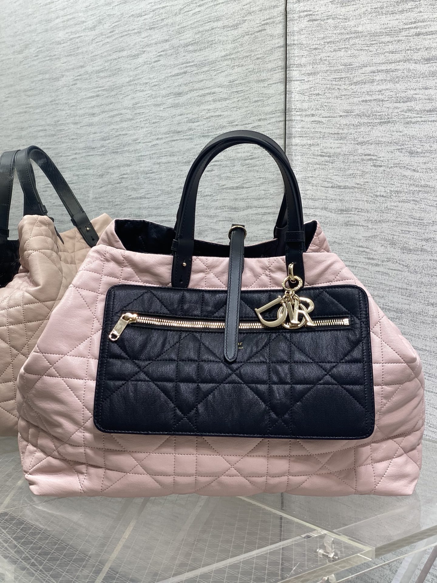 NO:919472,Pink double-sided large size in stock Toujours reinterpreted into a double-sided version! Travel with Toujours. The oversized rhombus design, paired with classic letter accessories, is full of modern fashion. The structure of the bag is very soft. It is made of double-sided calfskin material and has a high-end feel. The unique buckle can be folded on the sides when fastened. The capacity is very nice. It is also thoughtfully equipped with an inner bag for convenient storage of small items. Size: 37cm, Toujours popular tote, cowhide, Hermes,19860909粉色双面大号现货 Toujours重新诠释成双面版本！ 带着 Toujours 去旅行,超大菱格的设计,搭配经典的字母配饰,摩登时尚感十足,包身结构十分柔软,采用双面小牛皮材质高级感满满,别具一格的扣饰扣合时侧面可折叠,容量非常nice,还贴心的配有一枚内袋,方便收納小物品哦 size:37cm,Toujours大爆款托特,cowhide,Hermes,,Bag