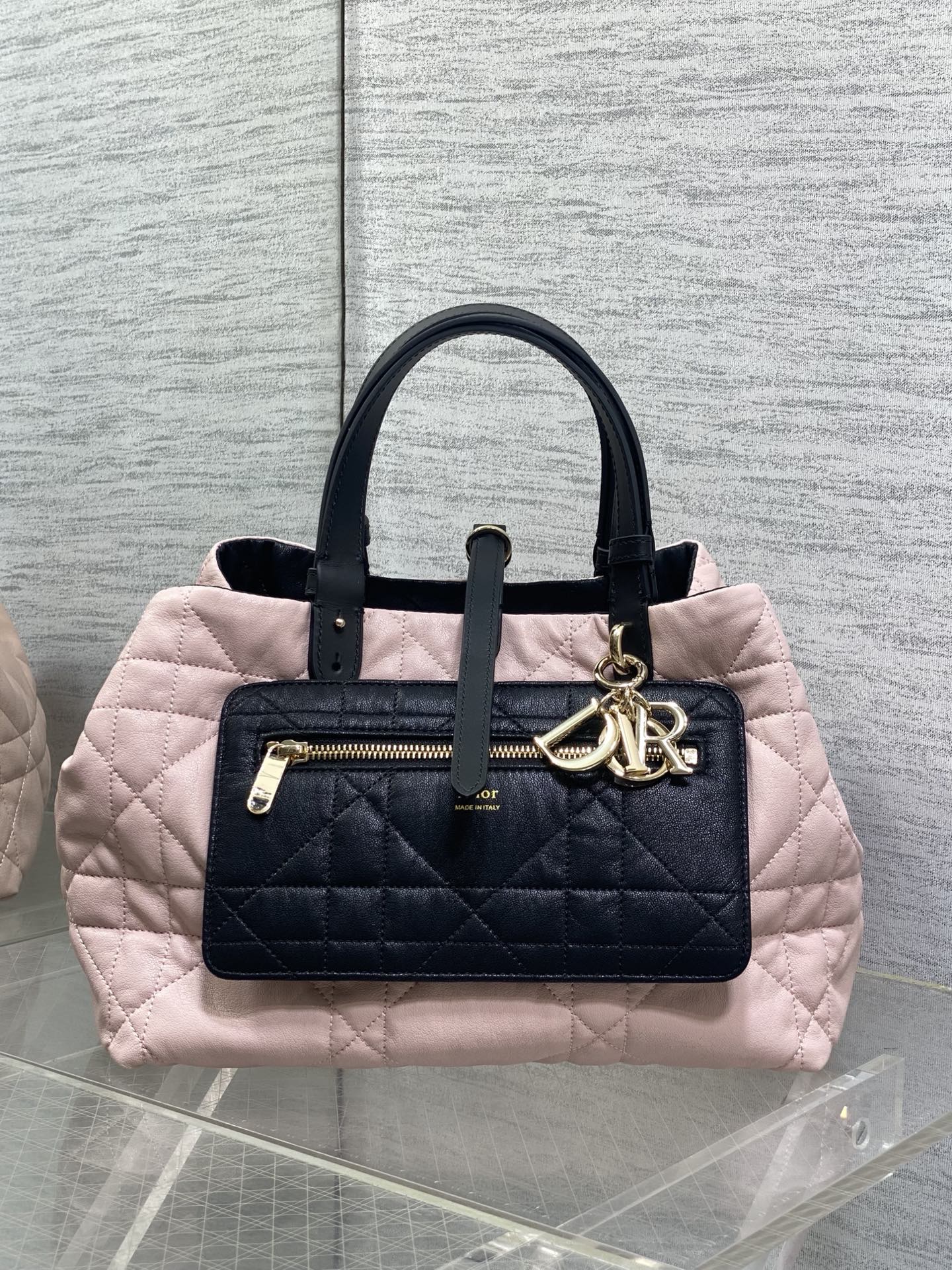 NO:919477,Pink double-sided medium size in stock Toujours reinterpreted into a double-sided version! Take Toujours with you when traveling. The oversized rhombus design, paired with classic letter accessories, is full of modern fashion. The bag structure is very soft, and it is made of double-sided calfskin material, which gives it a high-end feel. The unique buckle can be folded on the sides when fastened. The capacity is very nice. It is also thoughtfully equipped with an inner bag for easy storage of small items. Size: 28.5*19*21cm, Toujours popular tote, cowhide, Hermes,19860909粉色双面中号现货 Toujours重新诠释成双面版本！ 带着 Toujours 去旅行,超大菱格的设计,搭配经典的字母配饰,摩登时尚感十足,包身结构十分柔软,采用双面小牛皮材质高级感满满,别具一格的扣饰扣合时侧面可折叠,容量非常nice,还贴心的配有一枚内袋,方便收納小物品哦 size:28.5*19*21cm,Toujours大爆款托特,cowhide,Hermes,,Bag
