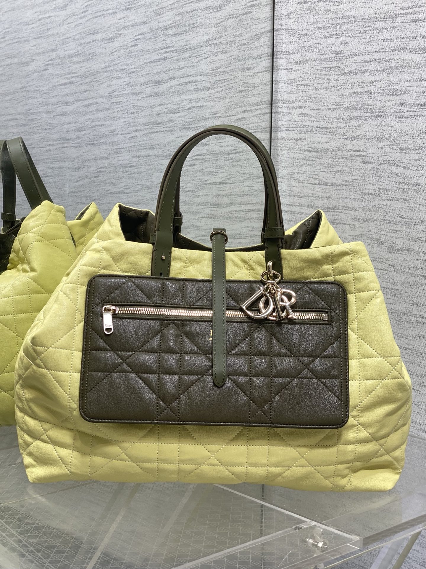 NO:919499,Chick yellow double-sided large size in stock Toujours reinterpreted into a double-sided version! Travel with Toujours. The oversized rhombus design, paired with classic letter accessories, is full of modern fashion. The structure of the bag is very soft. It is made of double-sided calfskin material and has a high-end feel. The unique buckle can be folded on the sides when fastened. The capacity is very nice. It is also thoughtfully equipped with an inner bag for convenient storage of small items. Size: 37cm, Toujours popular tote, cowhide, Hermes,19860909小鸡黄双面大号现货 Toujours重新诠释成双面版本！ 带着 Toujours 去旅行,超大菱格的设计,搭配经典的字母配饰,摩登时尚感十足,包身结构十分柔软,采用双面小牛皮材质高级感满满,别具一格的扣饰扣合时侧面可折叠,容量非常nice,还贴心的配有一枚内袋,方便收納小物品哦 size:37cm,Toujours大爆款托特,cowhide,Hermes,,Bag