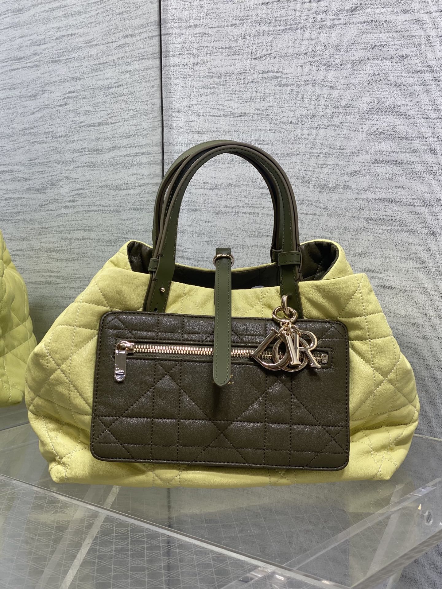 NO:919504,Chick yellow double-sided medium size in stock Toujours reinterpreted into a double-sided version! Take Toujours with you when traveling. The oversized rhombus design, paired with classic letter accessories, is full of modern fashion. The bag structure is very soft, and it is made of double-sided calfskin material, which gives it a high-end feel. The unique buckle can be folded on the sides when fastened. The capacity is very nice. It is also thoughtfully equipped with an inner bag for easy storage of small items. Size: 28.5*19*21cm, Toujours popular tote, cowhide, Hermes,19860909小鸡黄双面中号现货 Toujours重新诠释成双面版本！ 带着 Toujours 去旅行,超大菱格的设计,搭配经典的字母配饰,摩登时尚感十足,包身结构十分柔软,采用双面小牛皮材质高级感满满,别具一格的扣饰扣合时侧面可折叠,容量非常nice,还贴心的配有一枚内袋,方便收納小物品哦 size:28.5*19*21cm,Toujours大爆款托特,cowhide,Hermes,,Bag