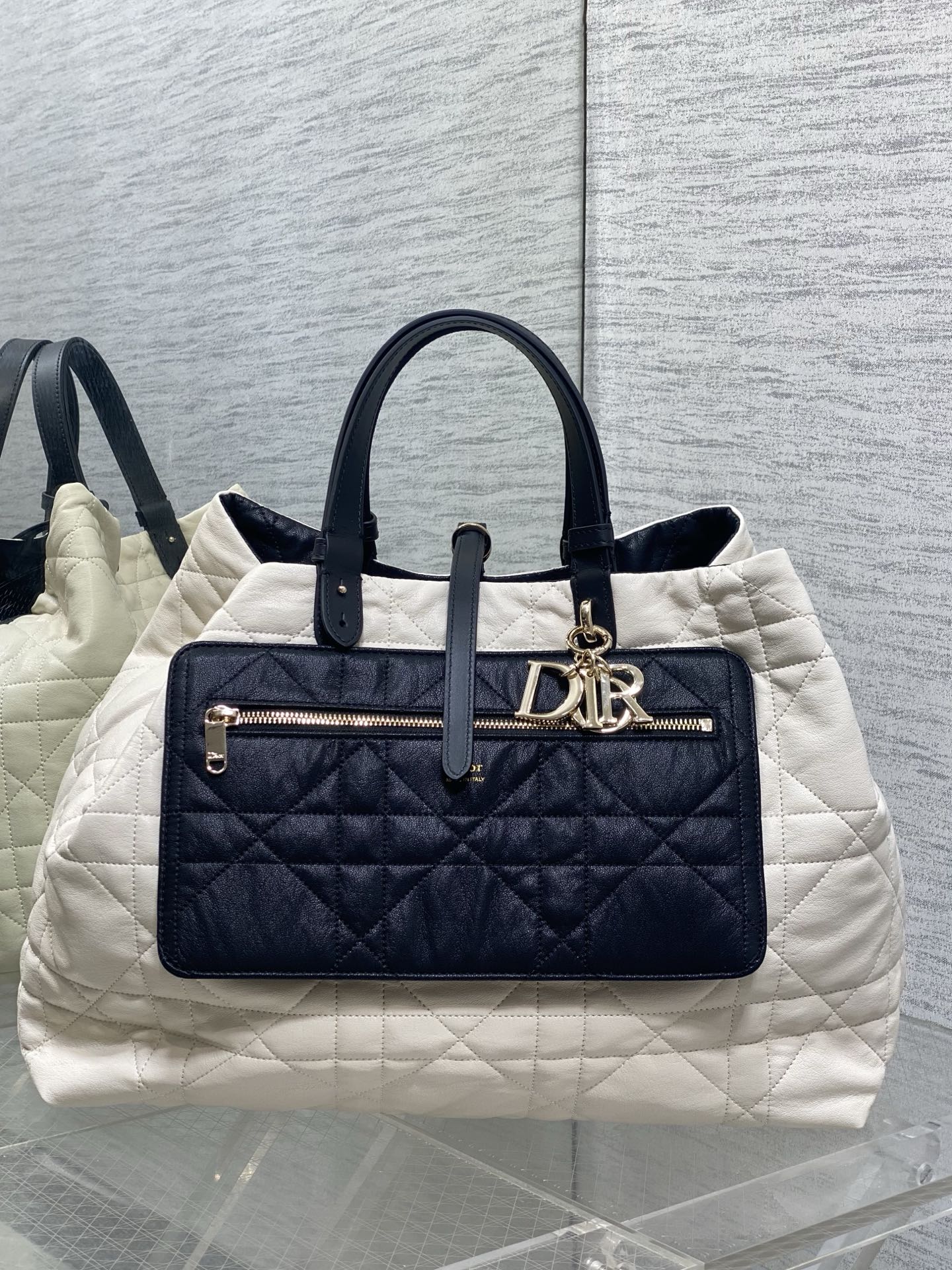 NO:919514,Black and white double-sided large size in stock Toujours reinterpreted into a double-sided version! Travel with Toujours. The oversized rhombus design, paired with classic letter accessories, is full of modern fashion. The structure of the bag is very soft. It is made of double-sided calfskin material and has a high-end feel. The unique buckle can be folded on the sides when fastened. The capacity is very nice. It is also thoughtfully equipped with an inner bag for convenient storage of small items. Size: 37cm, Toujours popular tote, cowhide, Hermes,19860909黑白双面大号现货 Toujours重新诠释成双面版本！ 带着 Toujours 去旅行,超大菱格的设计,搭配经典的字母配饰,摩登时尚感十足,包身结构十分柔软,采用双面小牛皮材质高级感满满,别具一格的扣饰扣合时侧面可折叠,容量非常nice,还贴心的配有一枚内袋,方便收納小物品哦 size:37cm,Toujours大爆款托特,cowhide,Hermes,,Bag