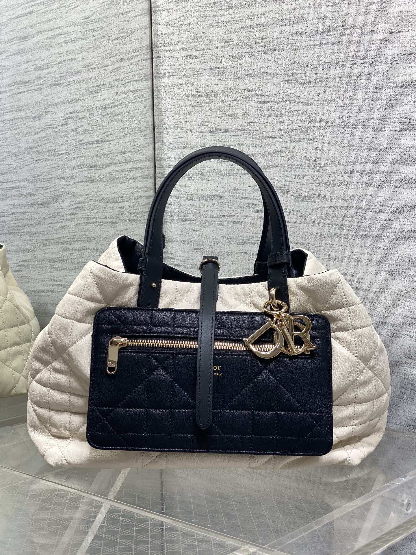 NO:919519,Black and white double-sided medium size in stock Toujours reinterpreted into a double-sided version! Take Toujours with you when traveling. The oversized rhombus design, paired with classic letter accessories, is full of modern fashion. The bag structure is very soft, and it is made of double-sided calfskin material, which gives it a high-end feel. The unique buckle can be folded on the sides when fastened. The capacity is very nice. It is also thoughtfully equipped with an inner bag for easy storage of small items. Size: 28.5*19*21cm, Toujours popular tote, cowhide, Hermes,19860909黑白双面中号现货 Toujours重新诠释成双面版本！ 带着 Toujours 去旅行,超大菱格的设计,搭配经典的字母配饰,摩登时尚感十足,包身结构十分柔软,采用双面小牛皮材质高级感满满,别具一格的扣饰扣合时侧面可折叠,容量非常nice,还贴心的配有一枚内袋,方便收納小物品哦 size:28.5*19*21cm,Toujours大爆款托特,cowhide,Hermes,,Bag