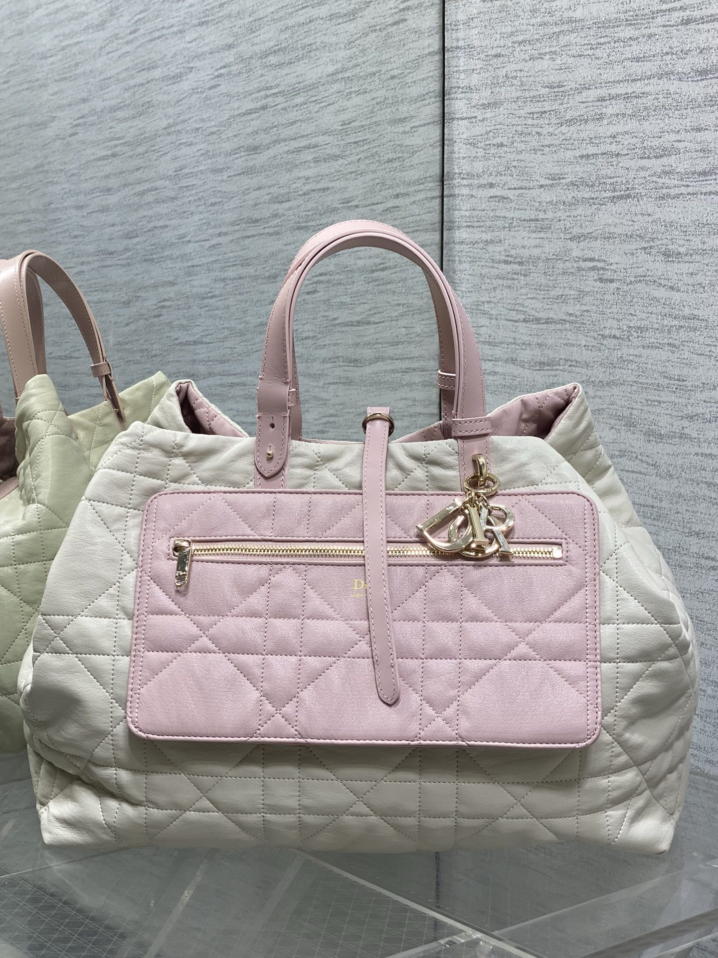 NO:919529,Soft pink double-sided large size in stock Toujours reinterpreted into a double-sided version! Travel with Toujours. The oversized rhombus design, paired with classic letter accessories, is full of modern fashion. The structure of the bag is very soft. It is made of double-sided calfskin material and has a high-end feel. The unique buckle can be folded on the sides when fastened. The capacity is very nice. It is also thoughtfully equipped with an inner bag for convenient storage of small items. Size: 37cm, Toujours popular tote, cowhide, Hermes,19860909柔粉双面大号现货 Toujours重新诠释成双面版本！ 带着 Toujours 去旅行,超大菱格的设计,搭配经典的字母配饰,摩登时尚感十足,包身结构十分柔软,采用双面小牛皮材质高级感满满,别具一格的扣饰扣合时侧面可折叠,容量非常nice,还贴心的配有一枚内袋,方便收納小物品哦 size:37cm,Toujours大爆款托特,cowhide,Hermes,,Bag