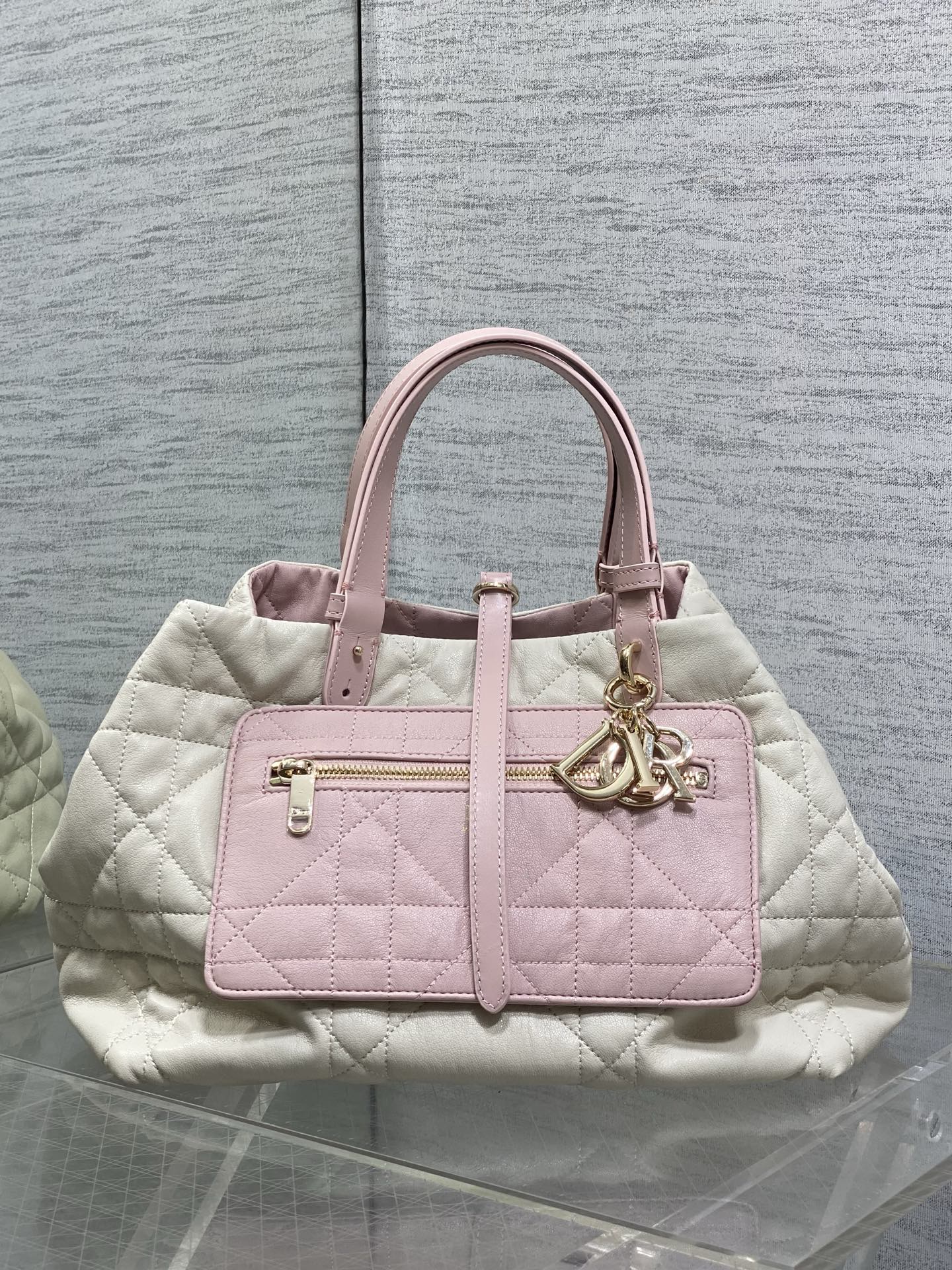NO:919533,Soft pink double-sided medium size in stock Toujours reinterpreted into a double-sided version! Take Toujours with you when traveling. The oversized rhombus design, paired with classic letter accessories, is full of modern fashion. The bag structure is very soft, and it is made of double-sided calfskin material, which gives it a high-end feel. The unique buckle can be folded on the sides when fastened. The capacity is very nice. It is also thoughtfully equipped with an inner bag for easy storage of small items. Size: 28.5*19*21cm, Toujours popular tote, cowhide, Hermes,19860909柔粉双面中号现货 Toujours重新诠释成双面版本！ 带着 Toujours 去旅行,超大菱格的设计,搭配经典的字母配饰,摩登时尚感十足,包身结构十分柔软,采用双面小牛皮材质高级感满满,别具一格的扣饰扣合时侧面可折叠,容量非常nice,还贴心的配有一枚内袋,方便收納小物品哦 size:28.5*19*21cm,Toujours大爆款托特,cowhide,Hermes,,Bag