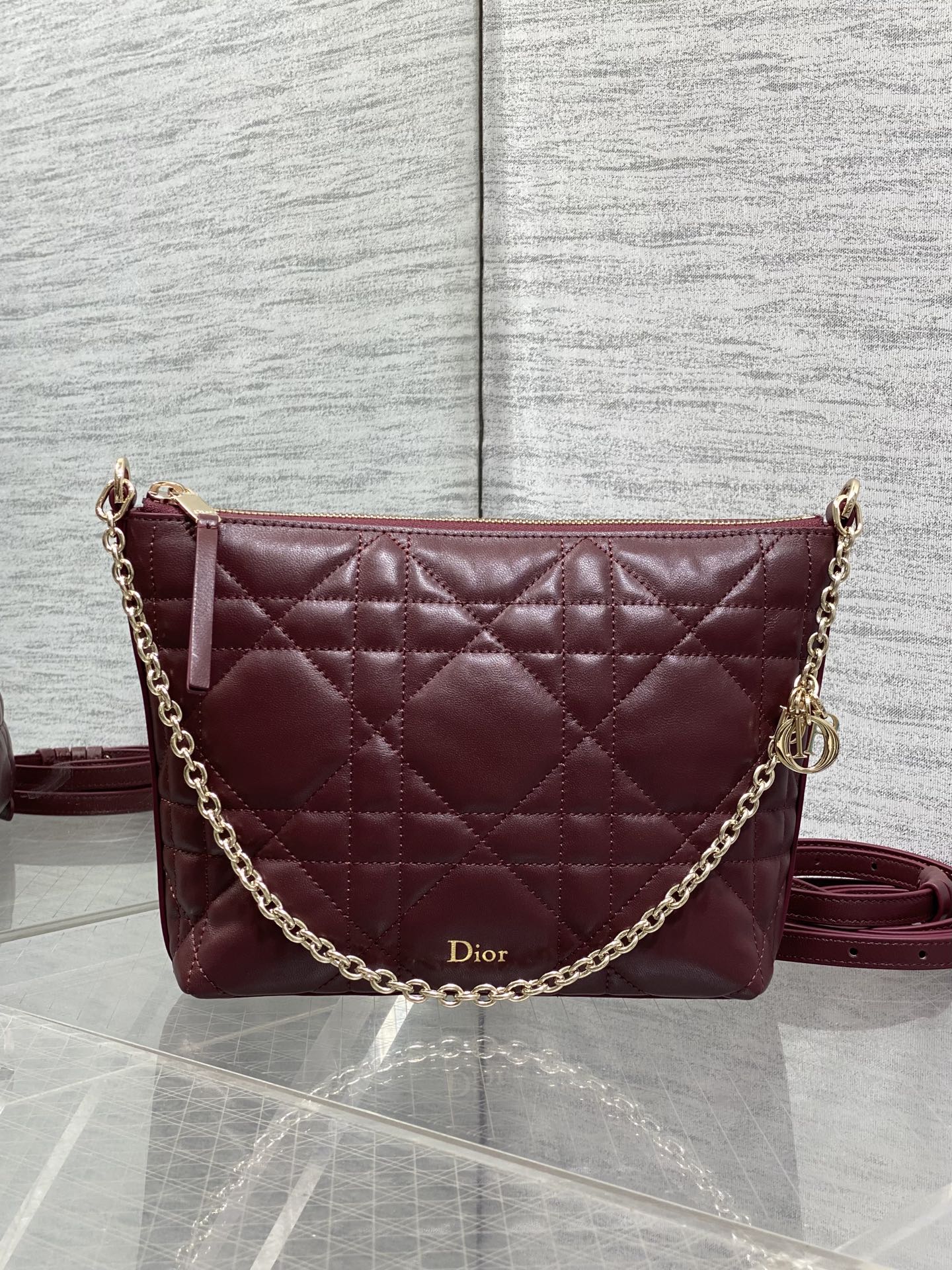 NO:919495,In stock, Brick Cabinet's latest Dior Love chain bag. Iconic rattan pattern, classic letter pendant, unique diamond design, matched with soft sheepskin. Elegant and fashionable, the highlight is the beautiful chain. It makes the whole bag more refined. There are multiple compartments and card slots inside. It is exquisite and full of practicality. 2613 size18*16.5*6cm, Crunchy lazy bag, dior, sheepskin, Hermes,19860909现货 砖柜最新迪奥之爱链条包 标志性的藤纹格,经典的字母吊饰 别致的的菱格设计,搭配柔软的羊皮 优雅又时尚,亮点在于绝美的链条 令整个包更加的精致,内里多个隔层和卡槽,精美之余又实用度满满的2613 size18*16.5*6cm,Crunchy慵懒包,dior,sheepskin,Hermes,,Bag