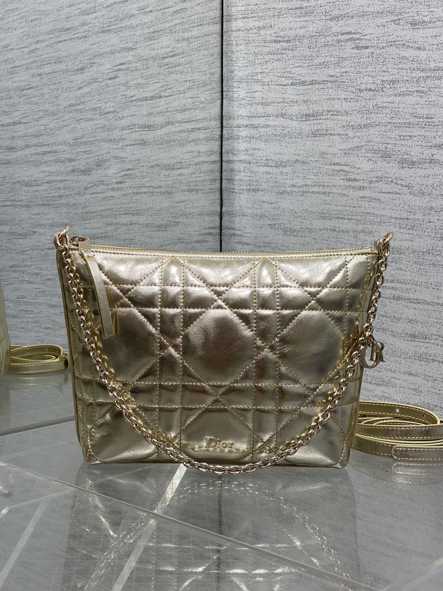 NO:938860,In stock, Brick Cabinet's latest Dior Love chain bag, iconic rattan pattern, classic letter pendant, unique diamond design, matched with soft sheepskin, elegant and fashionable, the highlight is the beautiful chain, which makes the whole bag more refined, with multiple compartments and card slots inside, exquisite and practical 2613 size 18*16.5*6cm, 2026 spring and summer new style, dior, sheepskin, Hermes,19860909现货 砖柜最新迪奥之爱链条包 标志性的藤纹格,经典的字母吊饰 别致的的菱格设计,搭配柔软的羊皮 优雅又时尚,亮点在于绝美的链条 令整个包更加的精致,内里多个隔层和卡槽,精美之余又实用度满满的2613 size18*16.5*6cm,2026春夏新款,dior,sheepskin,Hermes,,Bag