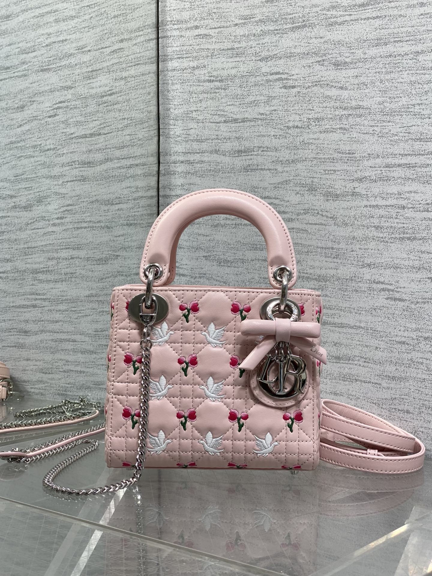NO:919525,White Dove in stock Classic Lady's latest white dove and tulip bow Diana bag, a must-have three-compartment small bag for everyone. Charming, elegant and full of aura, it is also full of femininity when carried cross-body, classic fashion style. It is a beautiful bag that everyone has on Instagram and many fashion icons, don't miss it. Size 17*7*15cm, new bow bag, Hermes,19860909白鸽现货 Classic Lady最新白鸽与郁金香蝴蝶结戴妃包,人手一个必备的三格小包.迷人优雅又气场十足,斜挎手拎也是女人味十足,经典时尚风格.ins和众多时尚icon都人手一个的美包,别错过哦 size17*7*15cm,新款蝴蝶结包,Hermes,,Bag