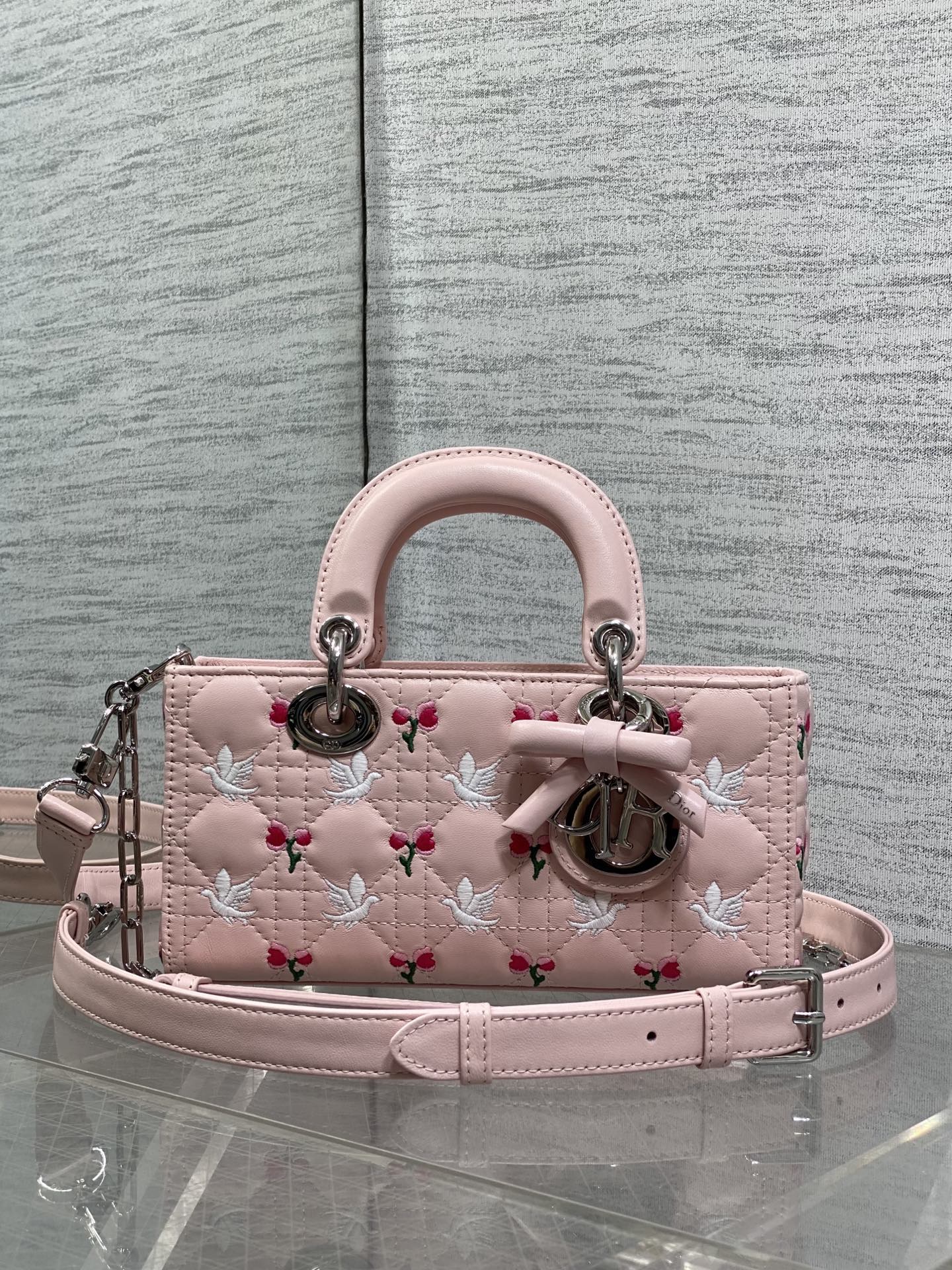 NO:919530,White pigeon is in stock. The latest white pigeon and tulip bow hardware of D-joy small series. The new size is smaller and more refined. The rhythm of the popular style. The bag comes with two shoulder straps and multiple carrying methods♀. The upper body is beautiful and rustic. The classic rhombus design is elegant and fashionable with soft sheep leather. size 22*6*12cm, new bow bag, sheepskin, Hermes,19860909白鸽现货 D-joy小号系列最新白鸽与郁金香蝴蝶结五金,新出的尺寸更小巧,更显得精致,大爆款的节奏,包包自带两条肩带,多种背法♀,上身又美又飒,经典的菱格设计,搭配柔软的绵羊皮优雅又时尚 size22*6*12cm,新款蝴蝶结包,sheepskin,Hermes,,Bag