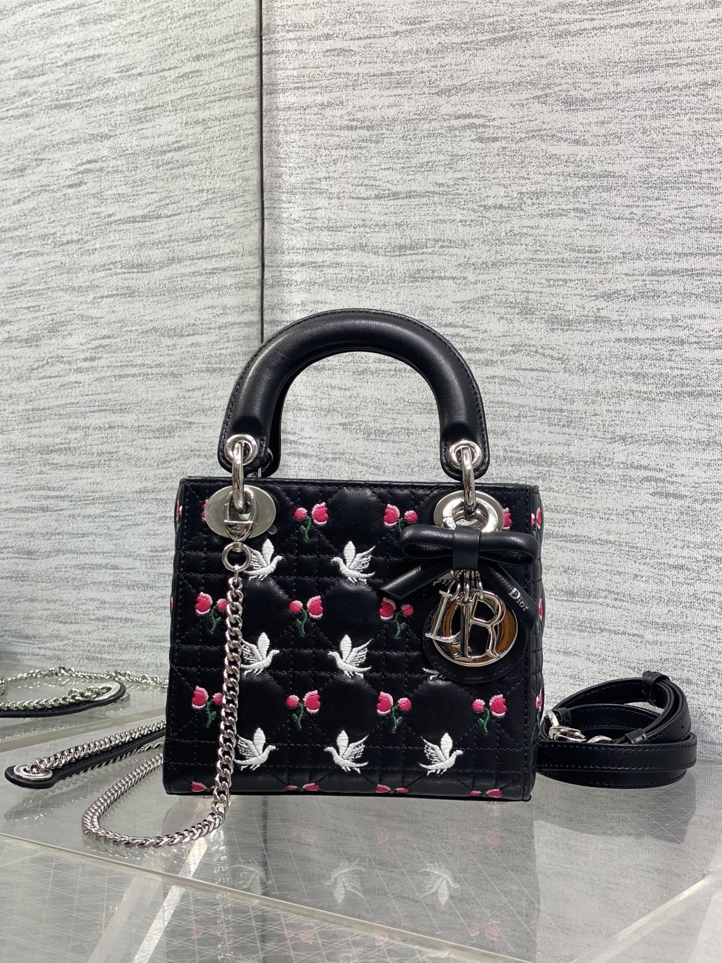NO:919497,White Dove in stock Classic Lady's latest white dove and tulip bow Diana bag, a must-have three-compartment small bag for everyone. Charming, elegant and full of aura, it is also full of femininity when carried cross-body, classic fashion style. It is a beautiful bag that everyone has on Instagram and many fashion icons, don't miss it. Size 17*7*15cm, new bow bag, Hermes,19860909白鸽现货 Classic Lady最新白鸽与郁金香蝴蝶结戴妃包,人手一个必备的三格小包.迷人优雅又气场十足,斜挎手拎也是女人味十足,经典时尚风格.ins和众多时尚icon都人手一个的美包,别错过哦 size17*7*15cm,新款蝴蝶结包,Hermes,,Bag