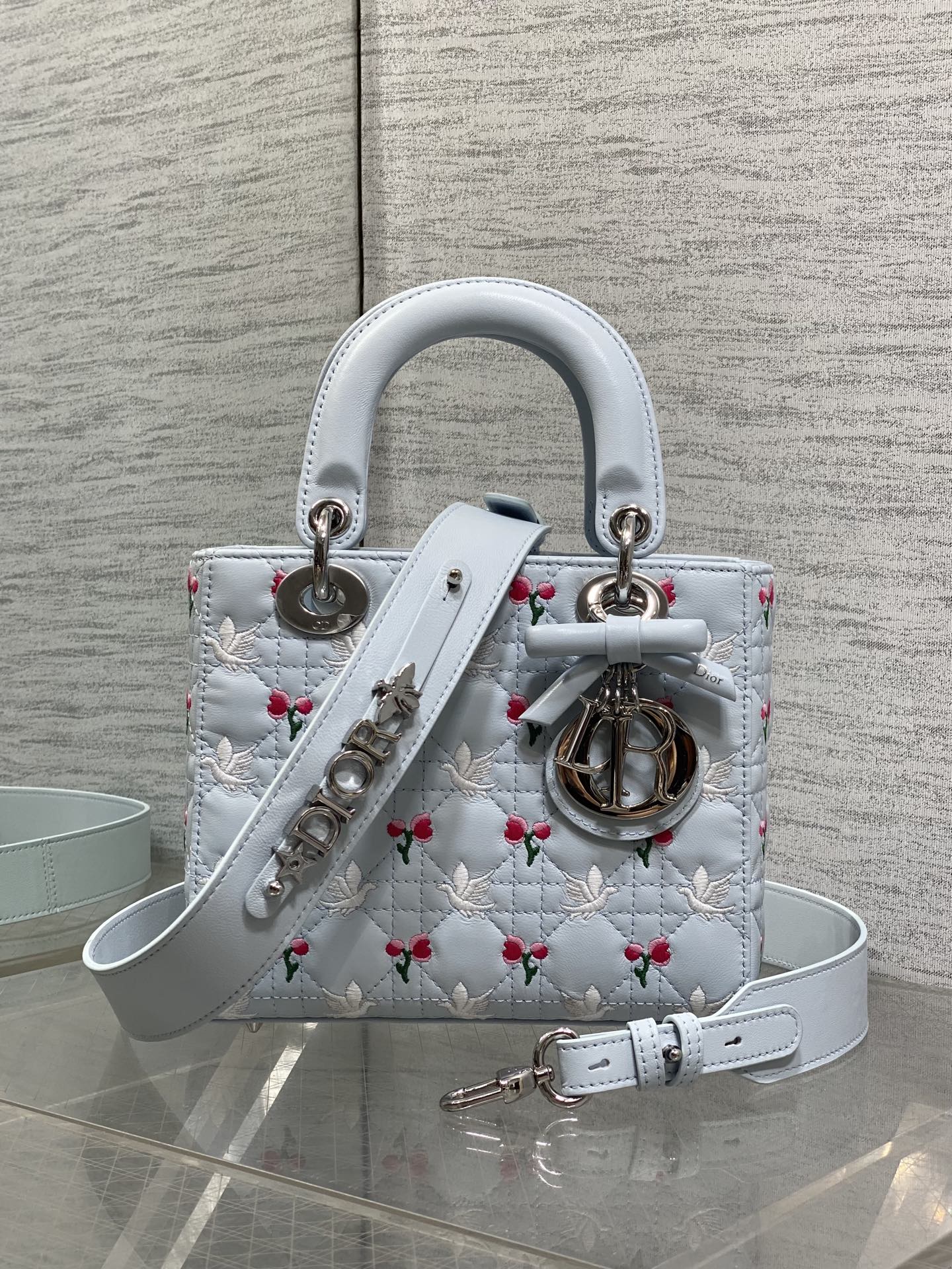 NO:919512,White Dove is in stock. Lady's latest four-panel white dove and tulip bow Princess Diana bag is carefully made of lambskin. It is a must-have Princess Diana bag for everyone. It is charming, elegant and full of aura. It is also full of femininity when carried cross-body and has a classic fashion style. It is a beautiful bag that everyone has on Instagram and many fashion icons. Don't miss it. Size 20*17*8cm, new bow bag, sheepskin, Hermes,19860909白鸽现货 Lady最新款四格白鸽与郁金香蝴蝶结戴妃包,采用小羊皮精心制作、人手一个必备的戴妃包.迷人优雅又气场十足,斜挎手拎也是女人味十足,经典时尚风格.ins和众多时尚icon都人手一个的美包,别错过哦 size20*17*8cm,新款蝴蝶结包,sheepskin,Hermes,,Bag