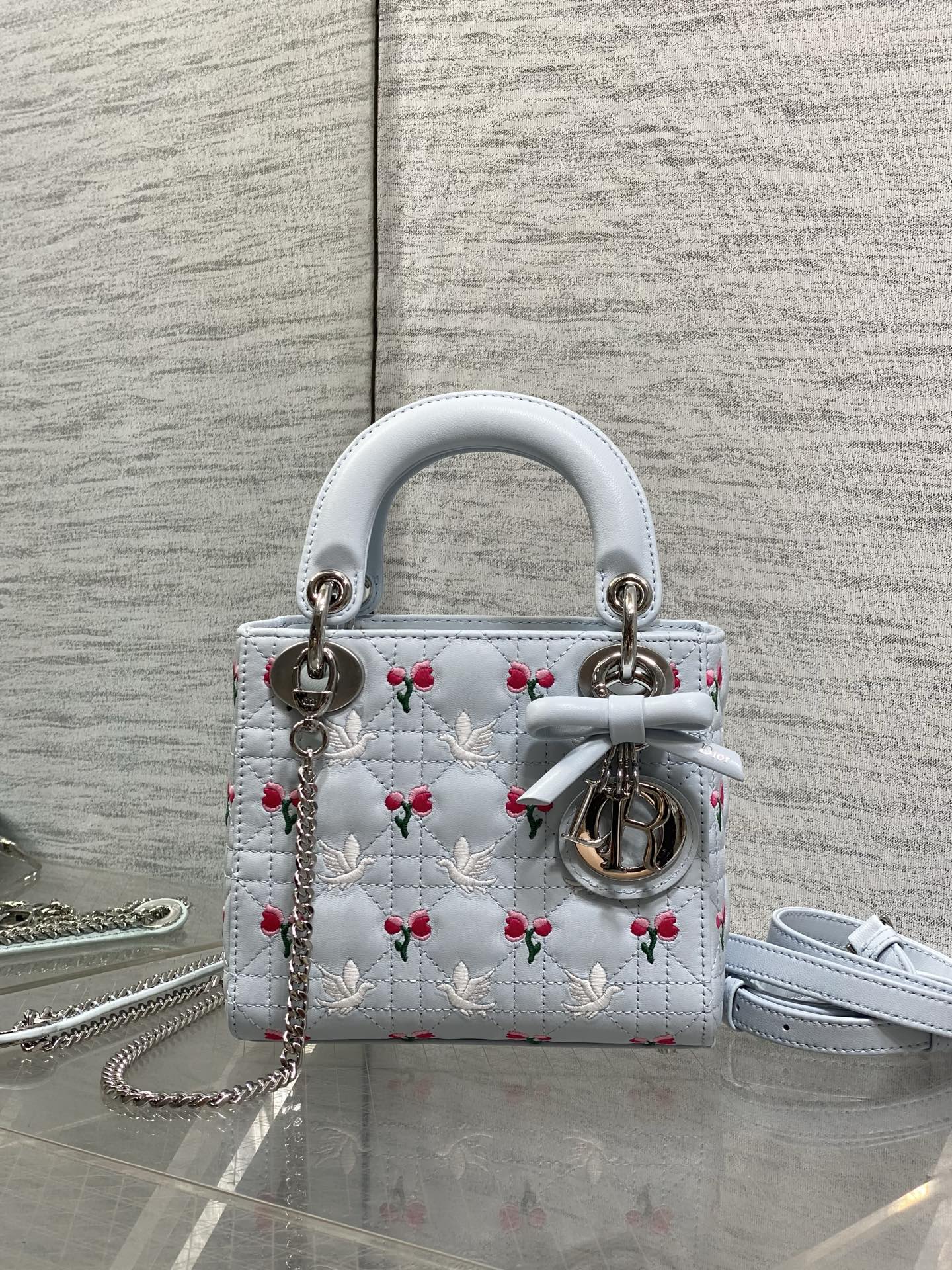 NO:919517,White Dove in stock Classic Lady's latest white dove and tulip bow Diana bag, a must-have three-compartment small bag for everyone. Charming, elegant and full of aura, it is also full of femininity when carried cross-body, classic fashion style. It is a beautiful bag that everyone has on Instagram and many fashion icons, don't miss it. Size 17*7*15cm, new bow bag, Hermes,19860909白鸽现货 Classic Lady最新白鸽与郁金香蝴蝶结戴妃包,人手一个必备的三格小包.迷人优雅又气场十足,斜挎手拎也是女人味十足,经典时尚风格.ins和众多时尚icon都人手一个的美包,别错过哦 size17*7*15cm,新款蝴蝶结包,Hermes,,Bag