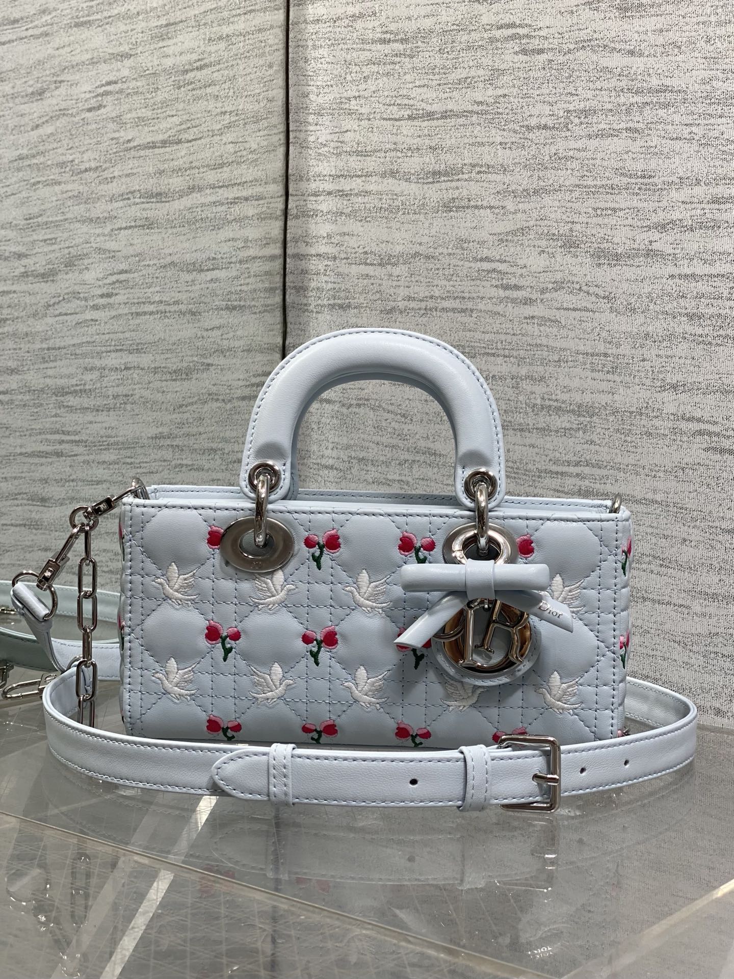 NO:919522,White pigeon is in stock. The latest white pigeon and tulip bow hardware of D-joy small series. The new size is smaller and more refined. The rhythm of the popular style. The bag comes with two shoulder straps and multiple carrying methods♀. The upper body is beautiful and rustic. The classic rhombus design is elegant and fashionable with soft sheep leather. size 22*6*12cm, new bow bag, sheepskin, Hermes,19860909白鸽现货 D-joy小号系列最新白鸽与郁金香蝴蝶结五金,新出的尺寸更小巧,更显得精致,大爆款的节奏,包包自带两条肩带,多种背法♀,上身又美又飒,经典的菱格设计,搭配柔软的绵羊皮优雅又时尚 size22*6*12cm,新款蝴蝶结包,sheepskin,Hermes,,Bag