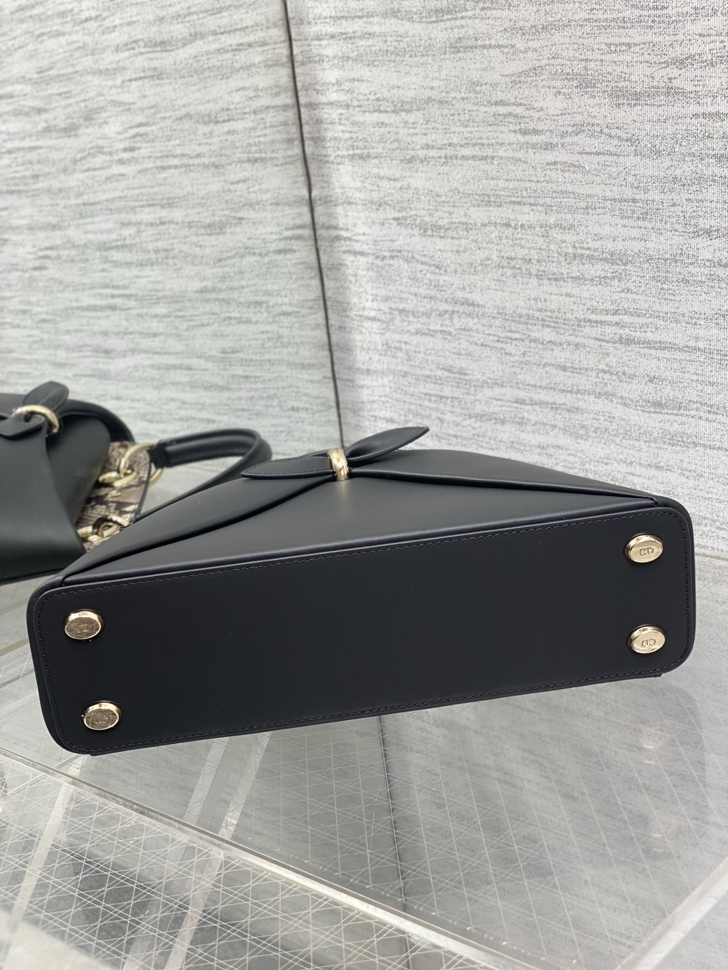 小号现货‼️ Dior2026最新蝴蝶结手提包，把“蝴蝶结”焊在系列里.蝴蝶结也不再是小女生的甜腻感，新设计的轮廓与造型