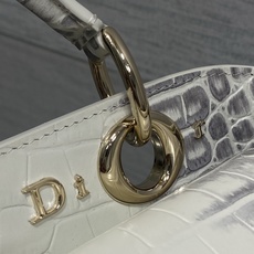 小号现货‼️ Dior2026最新蝴蝶结手提包,把“蝴蝶结”焊在系列里.蝴蝶结也不再是小女生的甜腻感,新设计的轮廓与造型 小号现货‼️ Dior2026最新蝴蝶结手提包,把“蝴蝶结”焊在系列里.蝴蝶结也不再是小女生的甜腻感,新设计的轮廓与造型