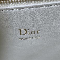 小号现货‼️ Dior2026最新蝴蝶结手提包,把“蝴蝶结”焊在系列里.蝴蝶结也不再是小女生的甜腻感,新设计的轮廓与造型 小号现货‼️ Dior2026最新蝴蝶结手提包,把“蝴蝶结”焊在系列里.蝴蝶结也不再是小女生的甜腻感,新设计的轮廓与造型