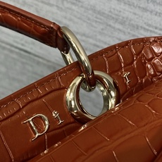 小号现货‼️ Dior2026最新蝴蝶结手提包,把“蝴蝶结”焊在系列里.蝴蝶结也不再是小女生的甜腻感,新设计的轮廓与造型 小号现货‼️ Dior2026最新蝴蝶结手提包,把“蝴蝶结”焊在系列里.蝴蝶结也不再是小女生的甜腻感,新设计的轮廓与造型