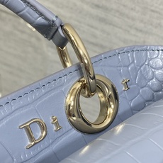 小号现货‼️ Dior2026最新蝴蝶结手提包,把“蝴蝶结”焊在系列里.蝴蝶结也不再是小女生的甜腻感,新设计的轮廓与造型 小号现货‼️ Dior2026最新蝴蝶结手提包,把“蝴蝶结”焊在系列里.蝴蝶结也不再是小女生的甜腻感,新设计的轮廓与造型