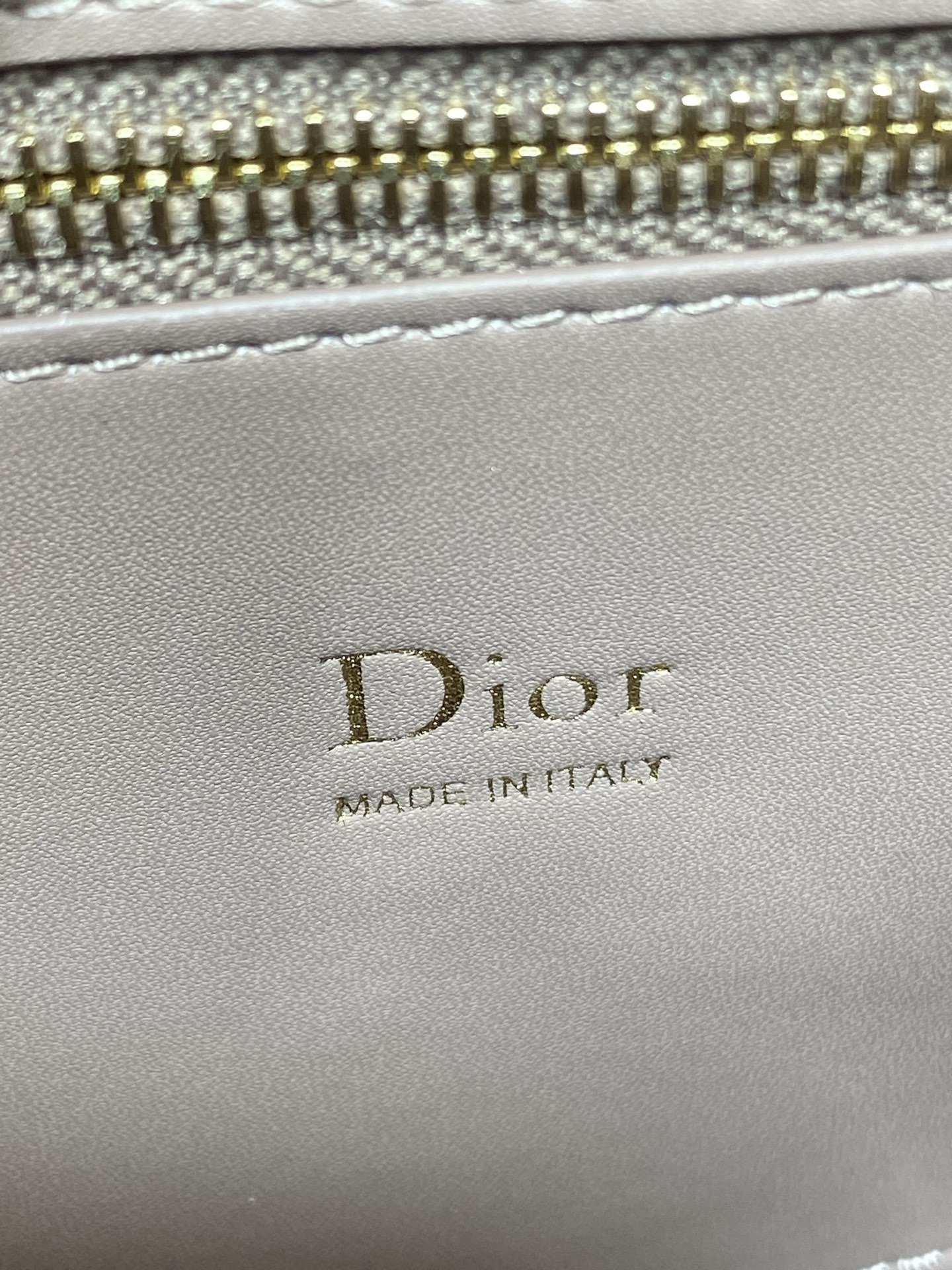 小号现货‼️ Dior2026最新蝴蝶结手提包，把“蝴蝶结”焊在系列里.蝴蝶结也不再是小女生的甜腻感，新设计的轮廓与造型