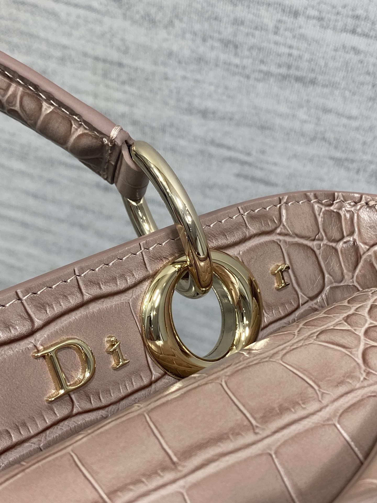 小号现货‼️ Dior2026最新蝴蝶结手提包，把“蝴蝶结”焊在系列里.蝴蝶结也不再是小女生的甜腻感，新设计的轮廓与造型