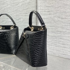 小号现货‼️ Dior2026最新蝴蝶结手提包,把“蝴蝶结”焊在系列里.蝴蝶结也不再是小女生的甜腻感,新设计的轮廓与造型 小号现货‼️ Dior2026最新蝴蝶结手提包,把“蝴蝶结”焊在系列里.蝴蝶结也不再是小女生的甜腻感,新设计的轮廓与造型