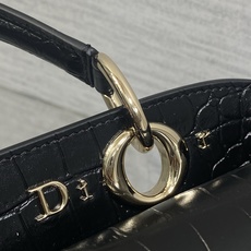 小号现货‼️ Dior2026最新蝴蝶结手提包,把“蝴蝶结”焊在系列里.蝴蝶结也不再是小女生的甜腻感,新设计的轮廓与造型 小号现货‼️ Dior2026最新蝴蝶结手提包,把“蝴蝶结”焊在系列里.蝴蝶结也不再是小女生的甜腻感,新设计的轮廓与造型