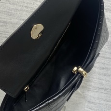小号现货‼️ Dior2026最新蝴蝶结手提包,把“蝴蝶结”焊在系列里.蝴蝶结也不再是小女生的甜腻感,新设计的轮廓与造型 小号现货‼️ Dior2026最新蝴蝶结手提包,把“蝴蝶结”焊在系列里.蝴蝶结也不再是小女生的甜腻感,新设计的轮廓与造型