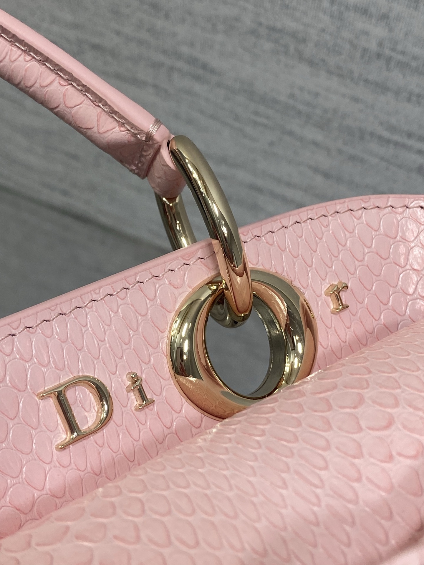 小号现货‼️ Dior2026最新蝴蝶结手提包，把“蝴蝶结”焊在系列里.蝴蝶结也不再是小女生的甜腻感，新设计的轮廓与造型