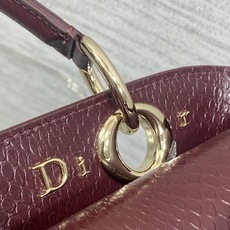 小号现货‼️ Dior2026最新蝴蝶结手提包,把“蝴蝶结”焊在系列里.蝴蝶结也不再是小女生的甜腻感,新设计的轮廓与造型 小号现货‼️ Dior2026最新蝴蝶结手提包,把“蝴蝶结”焊在系列里.蝴蝶结也不再是小女生的甜腻感,新设计的轮廓与造型
