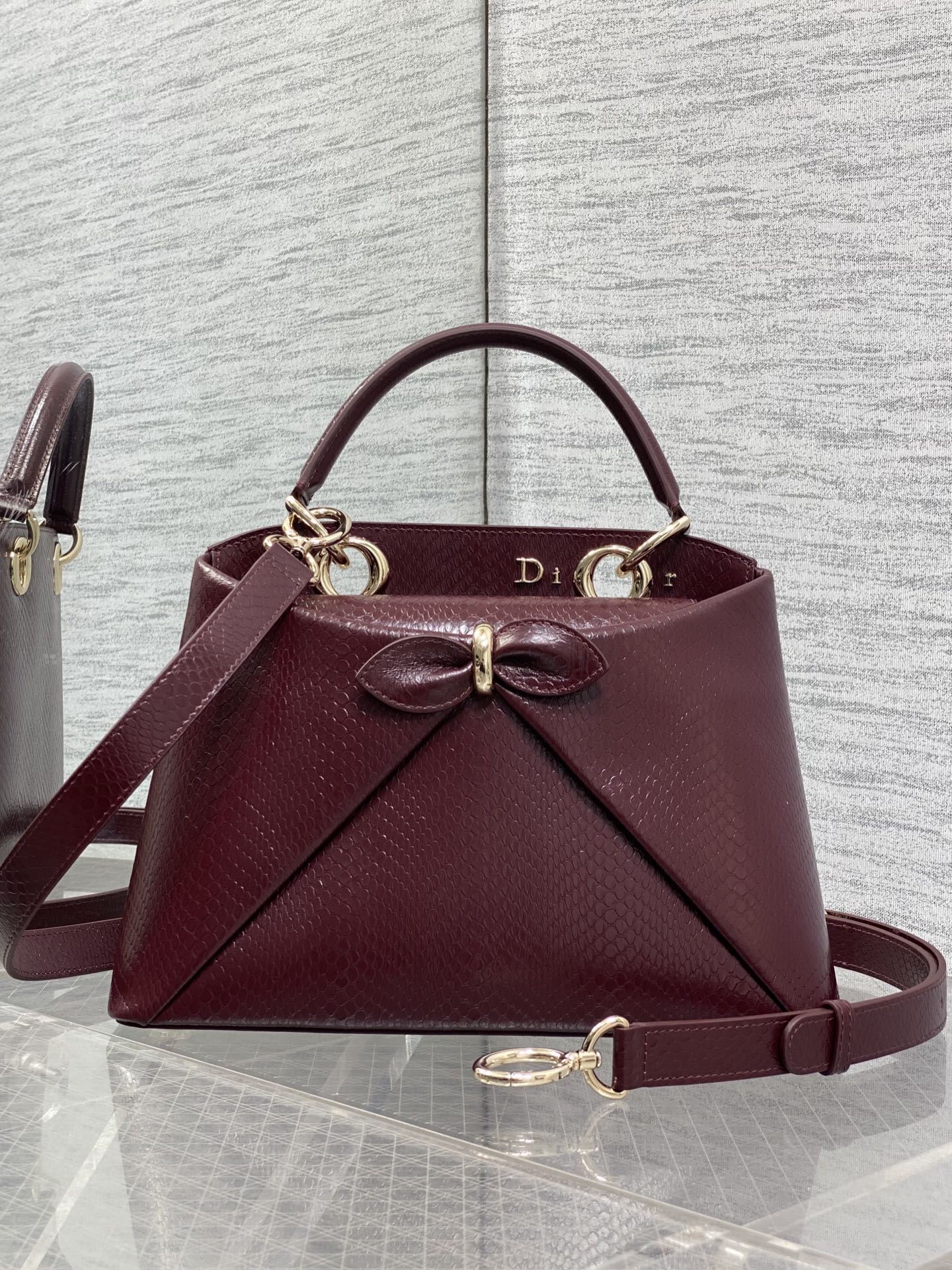 NO:938631,Small size in stock Dior2026 latest bow handbag, the 'bow' is welded into the series. The bow is no longer a sweet feeling for little girls, the newly designed outline and shape, rich color matching, suitable for many people, the sweet and cool balance is just right. 0737 Size28*18*8, new bow bag, dior, Hermes,19860909小号现货 Dior2026最新蝴蝶结手提包,把“蝴蝶结”焊在系列里.蝴蝶结也不再是小女生的甜腻感,新设计的轮廓与造型,配色 丰富 适配多人 ,甜酷平衡得刚好.0737 Size28*18*8,新款蝴蝶结包,dior,Hermes,,Bag