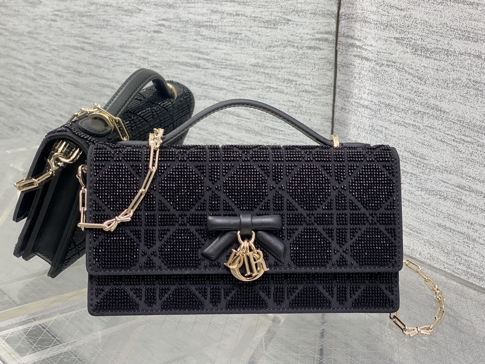 NO:938660,Bows are in stock. Miss Dior's latest limited handmade bead micro series can hold nothing but a cute little bag. Every thread and bead on the leather surface is hand-embroidered. The capacity is small. It can only hold lipstick, car keys, and can also be used as a card holder. Size 21*11.5*4cm. Princess Diana heavy industry beads, dior, Hermes,19860909蝴蝶结现货 Miss Dior最新限量手工珠子micro系列,一只什么都装不下,只能装下可爱的小包包,皮面上的每一根线每一颗珠子都是手工刺绣,容量较小,只能放下口红,车钥匙,还能当卡包 size21*11.5*4cm,戴妃重工珠子,dior,Hermes,,Bag
