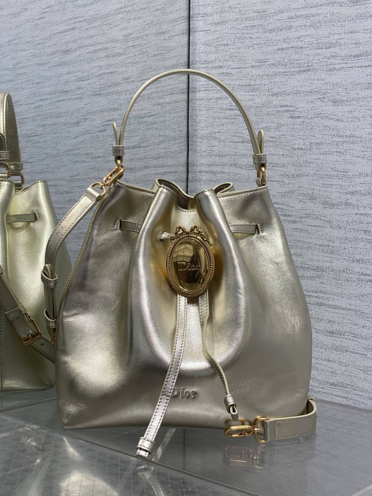 NO:938679,In stock 2027 early spring new Dior bags bucket bag, simple bag body with golden oval badge, perfect recognition. Drawstring opening and closing design, safe and convenient, the internal space is super large, suitable for commuting or traveling!  Hand-held + adjustable shoulder strap, hand-held and cross-body can be switched at will, easy to control various dressing styles, practical and fashionable, a must-have for daily outings!  Size; 24*27*12.5cm, Crunchy bag, dior, Hermes,19860909现货 2027早春新款Dior bags 水桶包,简约包身搭配金色椭圆徽章,辨识度满分.抽绳开合设计,安全又方便,内部空间超能装,通勤或出行都很适合！手提+可调节肩带,手提斜挎随心切换,轻松驾驭各种穿搭风格,实用又时髦,日常出街必备！ Size； 24*27*12.5cm,Crunchy慵懒包,dior,Hermes,,Bag