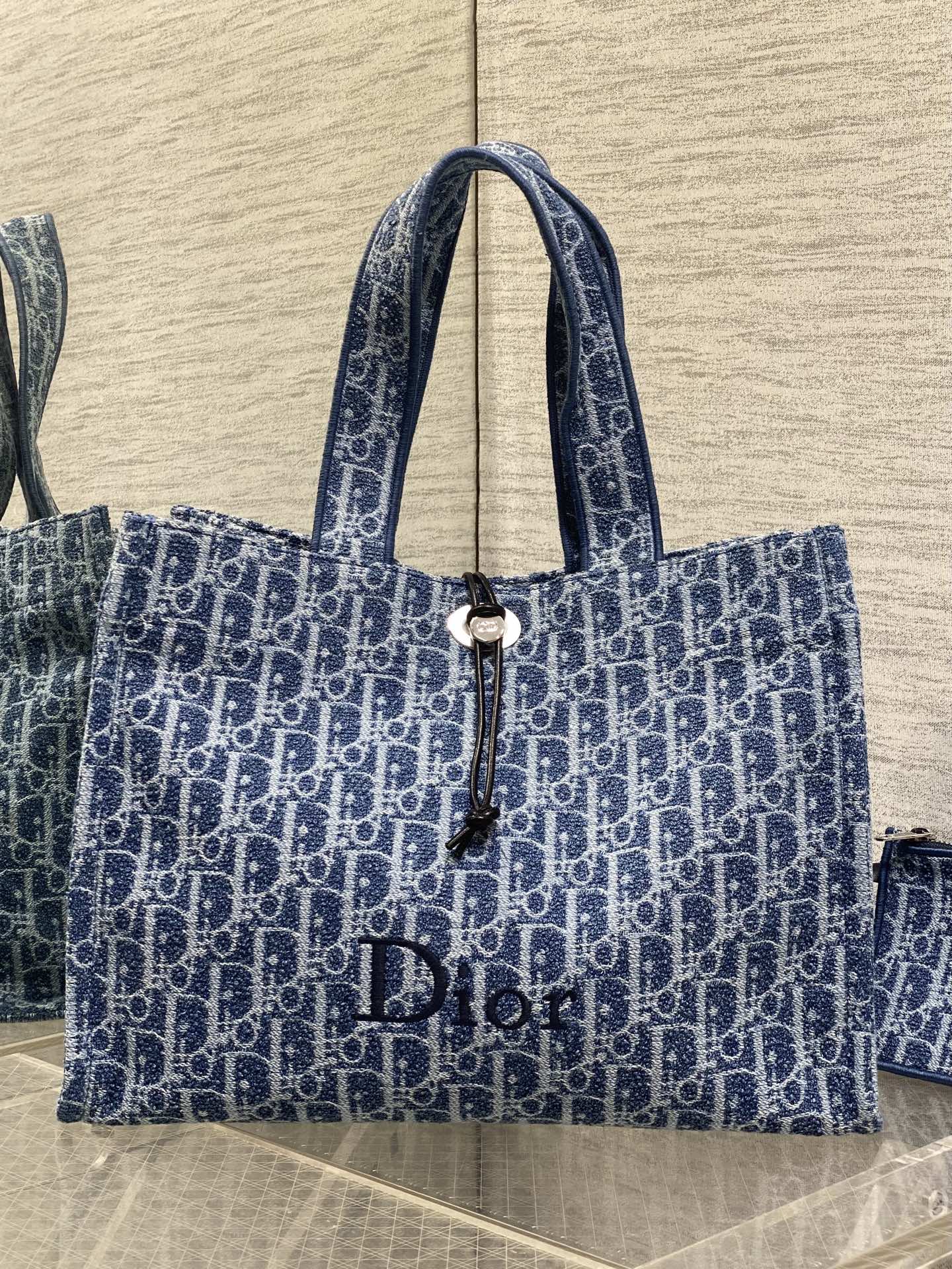 NO:938684,Pre-order DiorivieraSongy Book Tote Dior's latest summer limited tote bag. The old flower tote comes with a relaxed feeling. The denim tone welds retro and casual together. The capacity is large enough to carry all the low-key things in daily life without hiding the texture. It is effortlessly fashionable when you carry it. Size; 36*24*20CM, Crunchy lazy bag, dior, dior, totes, Hermes,19860909预定款 DiorivieraSongy Book Tote 迪奥最新的夏日限定托特包 自带松弛感的老花托特 丹宁调调把复古和随性焊在一起了容量够大装得下日常所有低调又藏不住质感 随手一拎就是不费力的时髦 Size；36*24*20CM,Crunchy慵懒包,dior,dior,totes,Hermes,,Bag