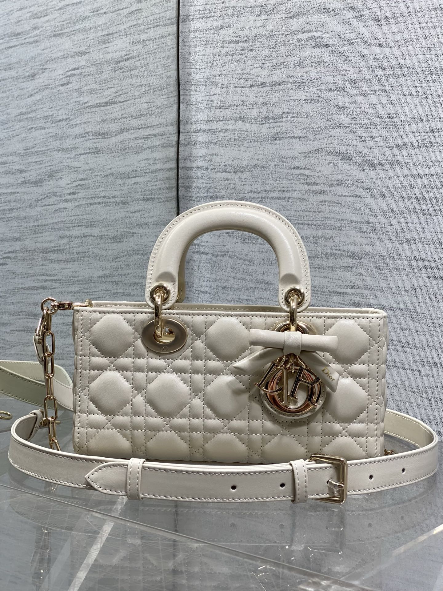 NO:938758,Chalk white is in stock. The latest bow hardware of D-joy small series. The new size is smaller and more refined. The rhythm of the popular style. The bag comes with two shoulder straps and multiple carrying methods♀. The upper body is beautiful and rustic. The classic rhombus design is elegant and fashionable with soft sheep leather. size 22*6*12cm, new bow bag, sheepskin, Hermes,19860909粉笔白现货 D-joy小号系列最新蝴蝶结五金,新出的尺寸更小巧,更显得精致,大爆款的节奏,包包自带两条肩带,多种背法♀,上身又美又飒,经典的菱格设计,搭配柔软的绵羊皮优雅又时尚 size22*6*12cm,新款蝴蝶结包,sheepskin,Hermes,,Bag