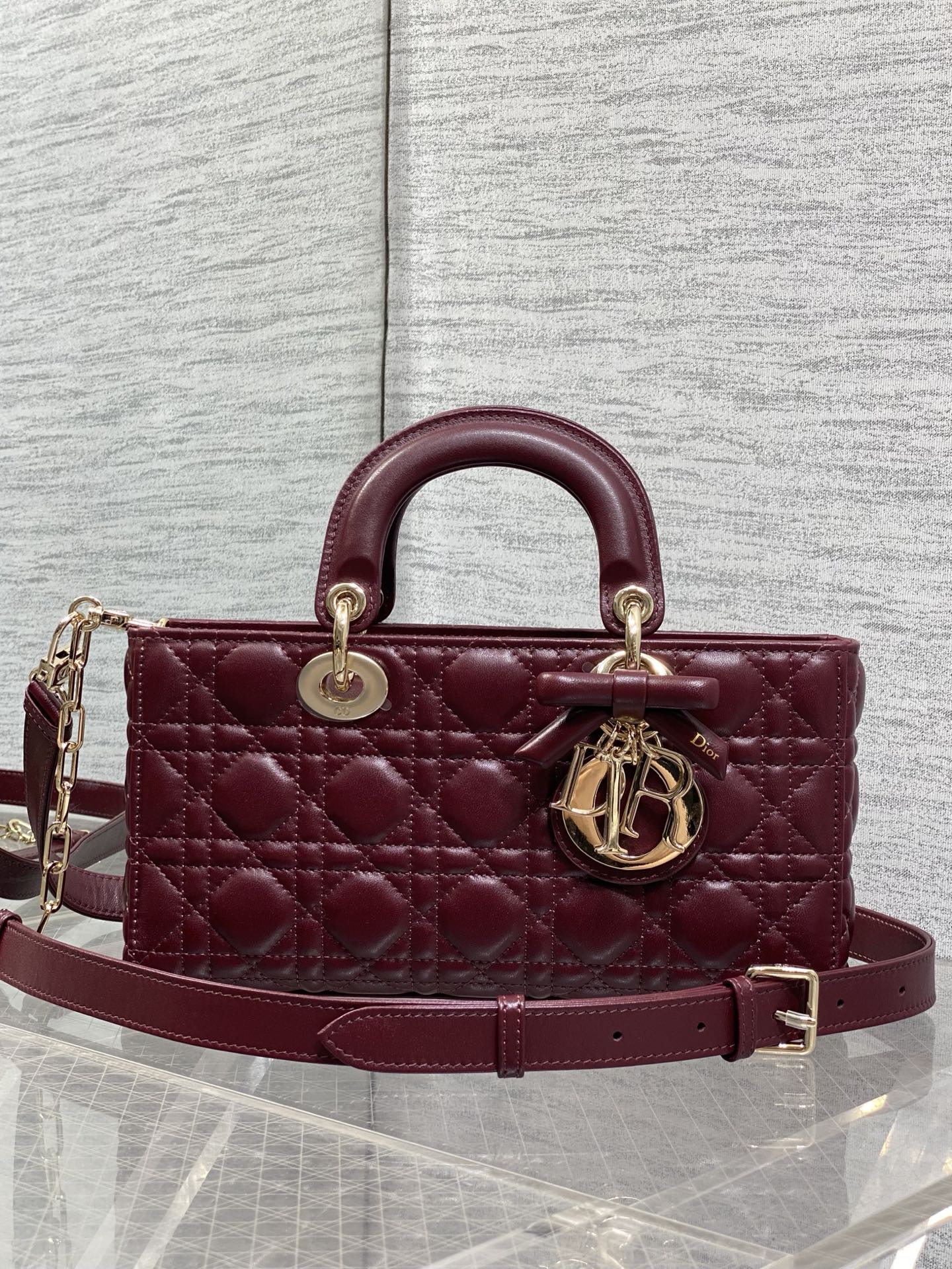 NO:938782,Maroon large size in stock. The latest bow D-joy is making a strong return. The trend of big hits. The bag comes with two shoulder straps and multiple carrying methods. The upper body is beautiful and rustic. The classic rhombus design is elegant and fashionable with soft patent leather. Size 26*6*14cm. New bow bag, Hermes,19860909枣红色大号现货 最新蝴蝶结D-joy强势回归,大爆款的节奏,包包自带两条肩带,多种背法♀,上身又美又飒,经典的菱格设计,搭配柔软的漆皮优雅又时尚 size26*6*14cm,新款蝴蝶结包,Hermes,,Bag