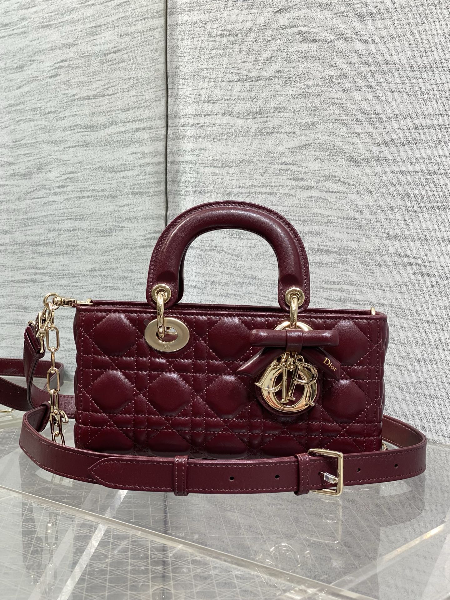 NO:938789,Maroon red ready-made D-joy small series latest bow hardware, the new size is smaller, more refined, popular style, the bag comes with two shoulder straps, multiple carrying methods ♀, the upper body is beautiful and rustic, classic rhombus design, with soft sheepskin elegant and fashionable size 22*6*12cm, new bow bag, sheepskin, Hermes,19860909枣红色现货 D-joy小号系列最新蝴蝶结五金,新出的尺寸更小巧,更显得精致,大爆款的节奏,包包自带两条肩带,多种背法♀,上身又美又飒,经典的菱格设计,搭配柔软的绵羊皮优雅又时尚 size22*6*12cm,新款蝴蝶结包,sheepskin,Hermes,,Bag